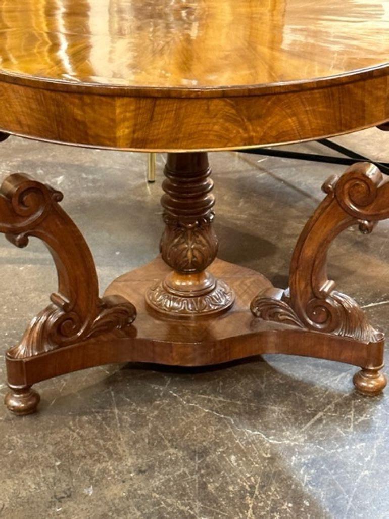 Table centrale italienne en noyer sculpté du 19e siècle Bon état - En vente à Dallas, TX