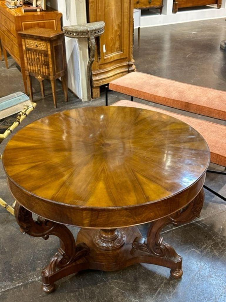 Noyer Table centrale italienne en noyer sculpté du 19e siècle en vente