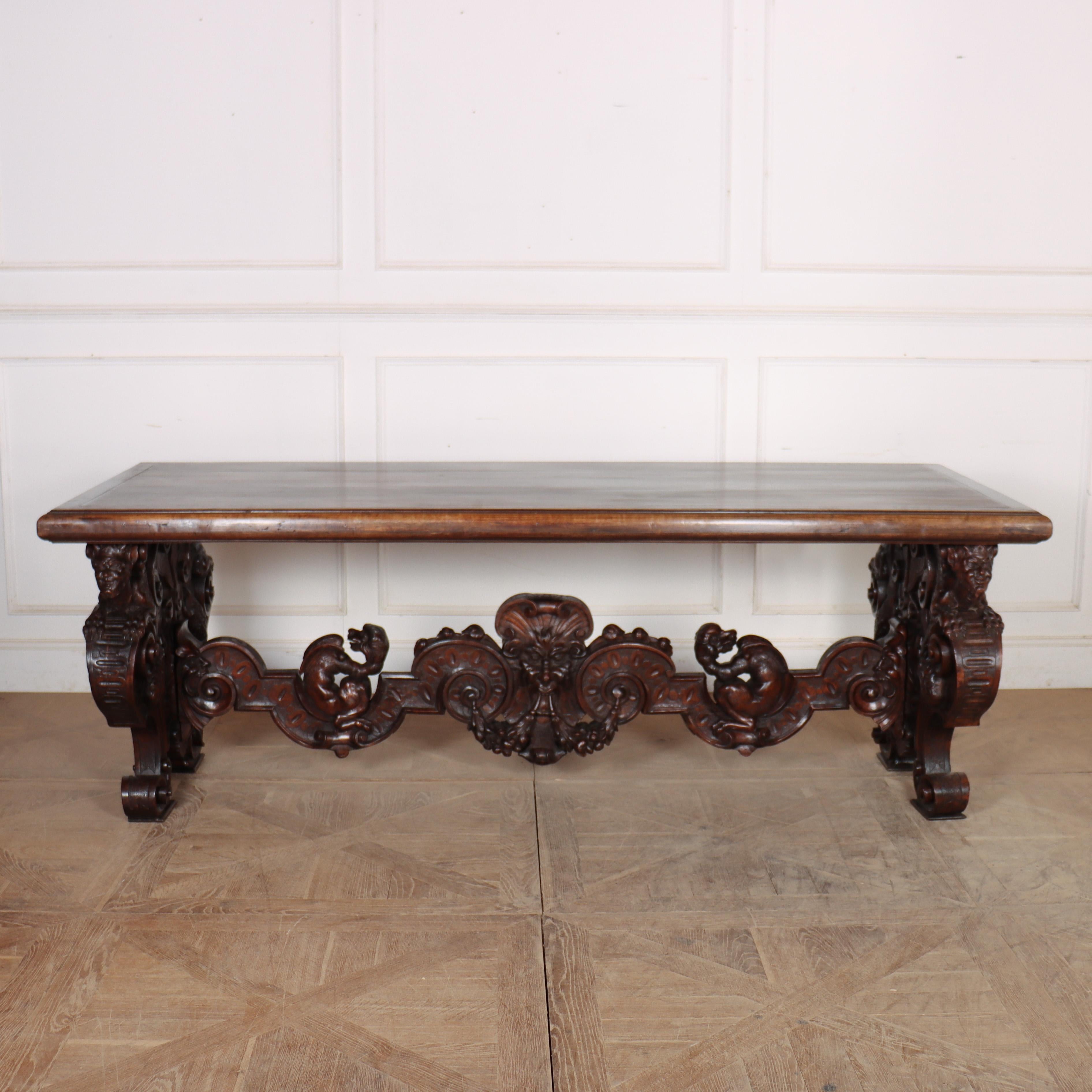 Table centrale / console italienne en noyer sculpté du 19e siècle en vente 5