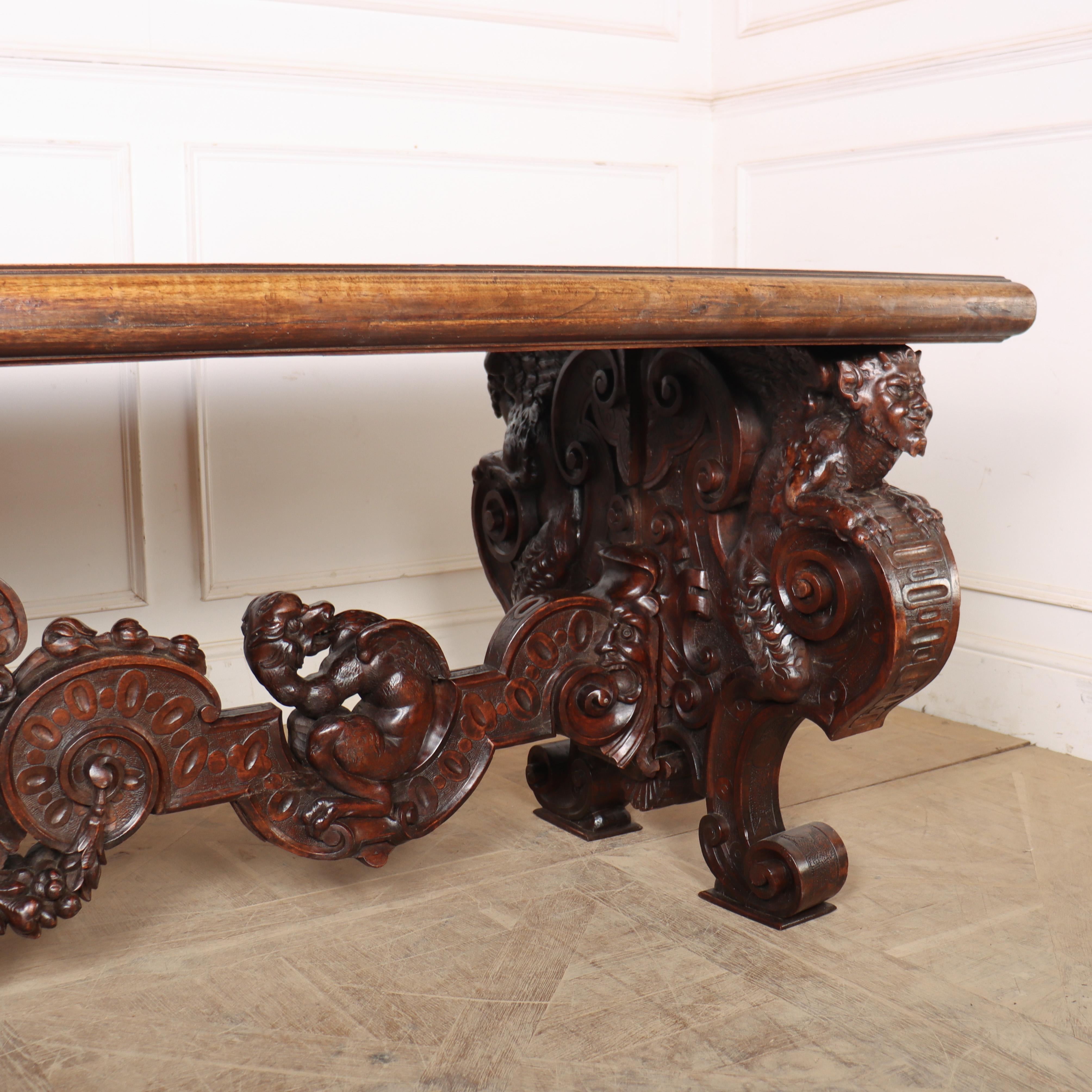 Table centrale / console italienne en noyer sculpté du 19e siècle en vente 6