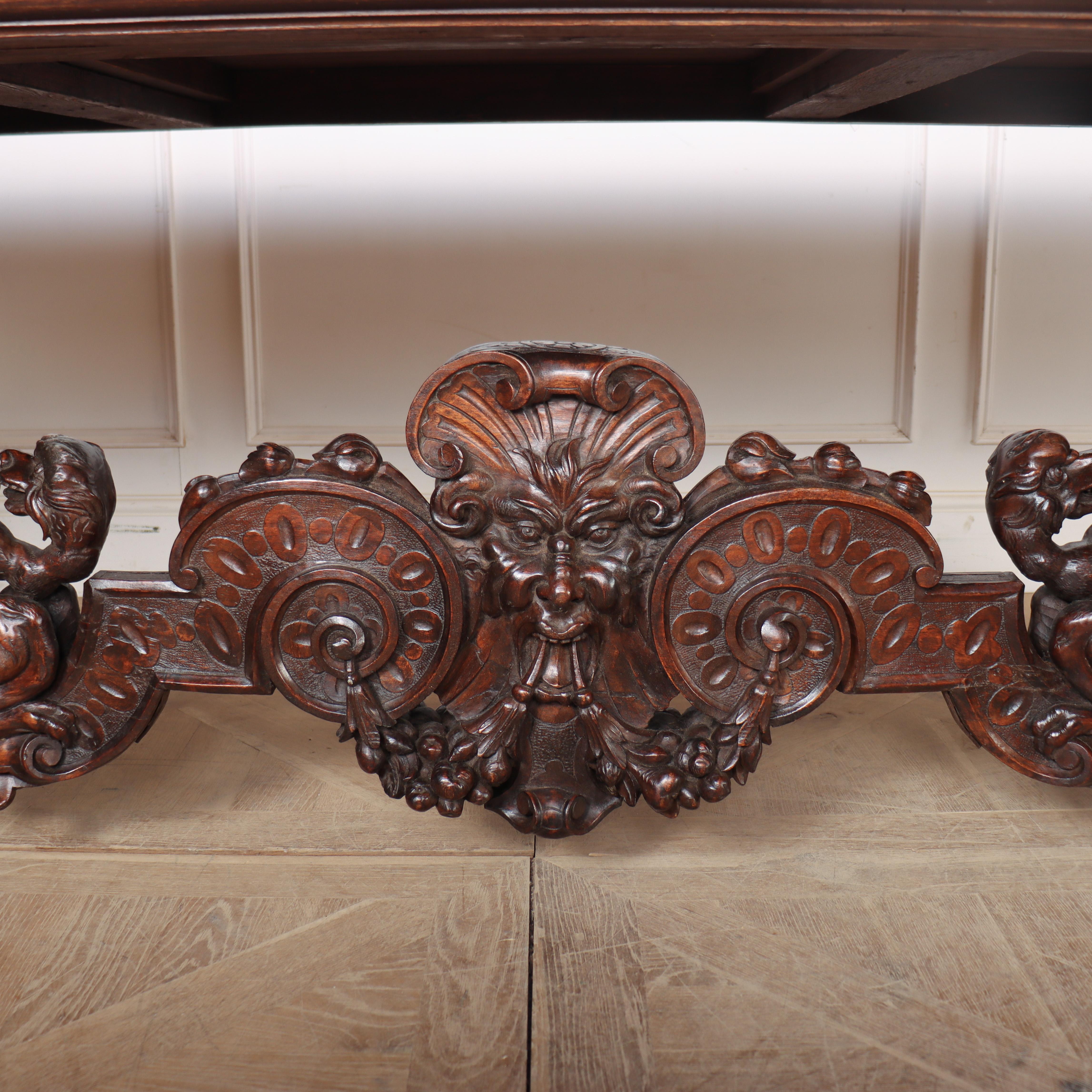 Table centrale / console italienne en noyer sculpté du 19e siècle en vente 8