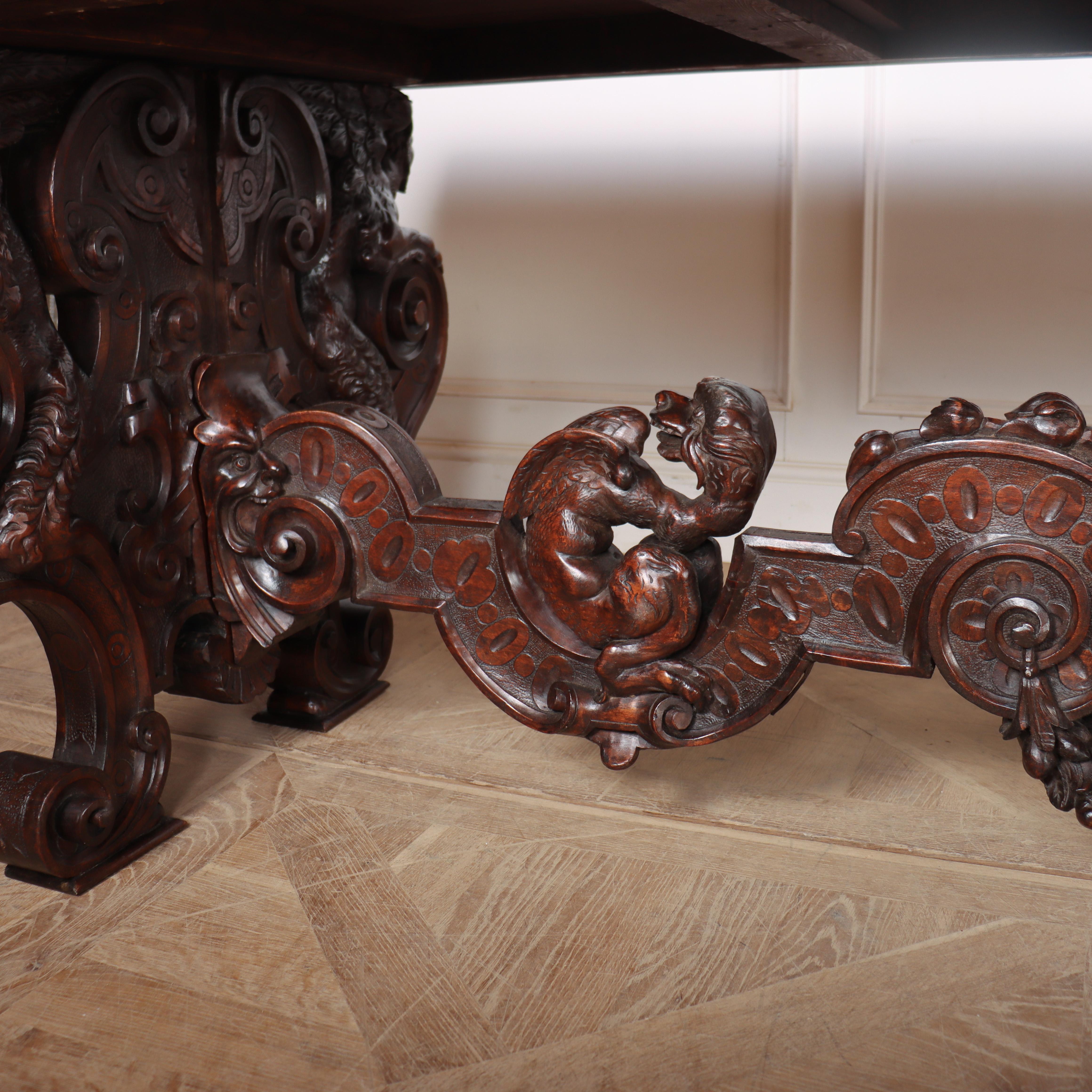 Table centrale / console italienne en noyer sculpté du 19e siècle en vente 9