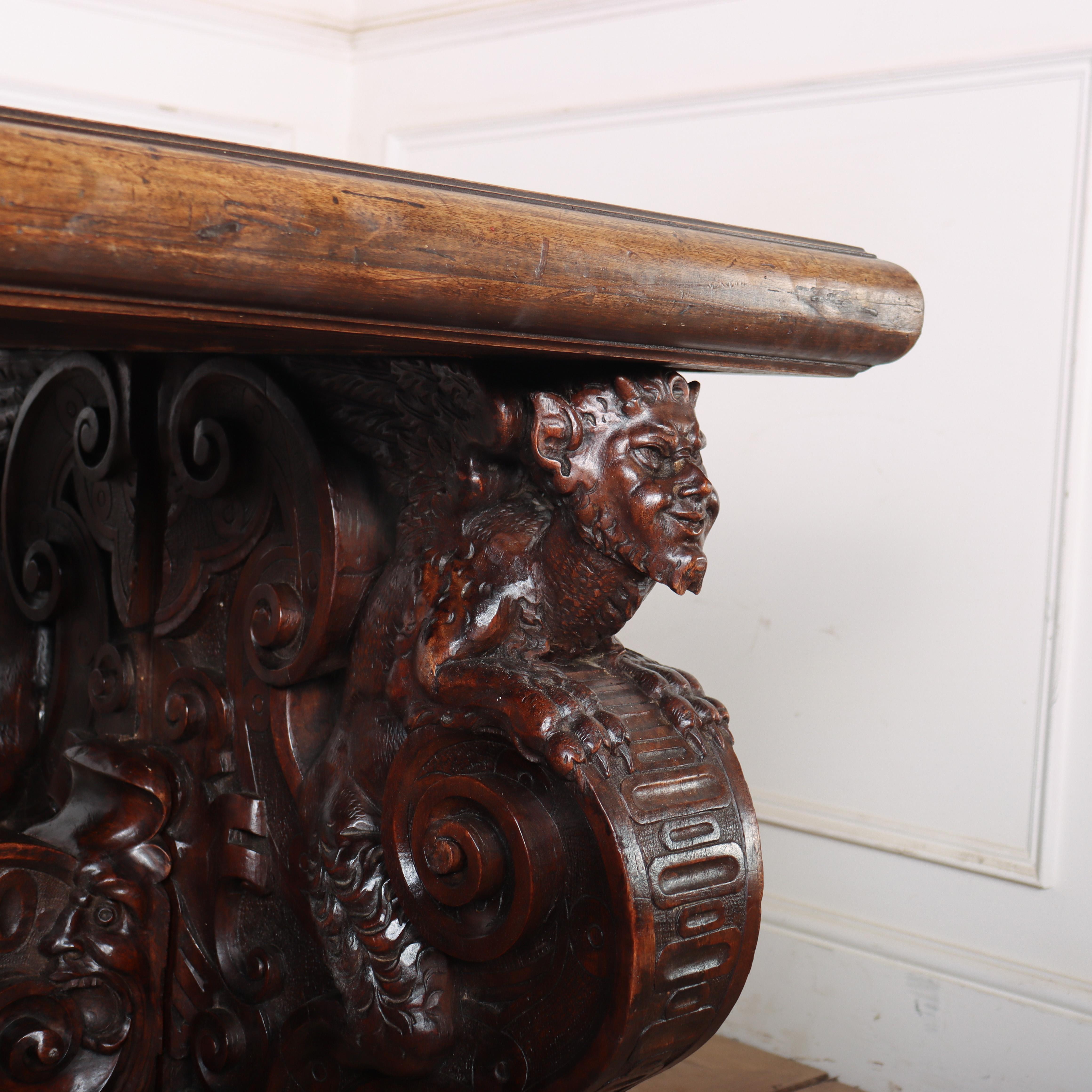 Table centrale / console italienne en noyer sculpté du 19e siècle en vente 10