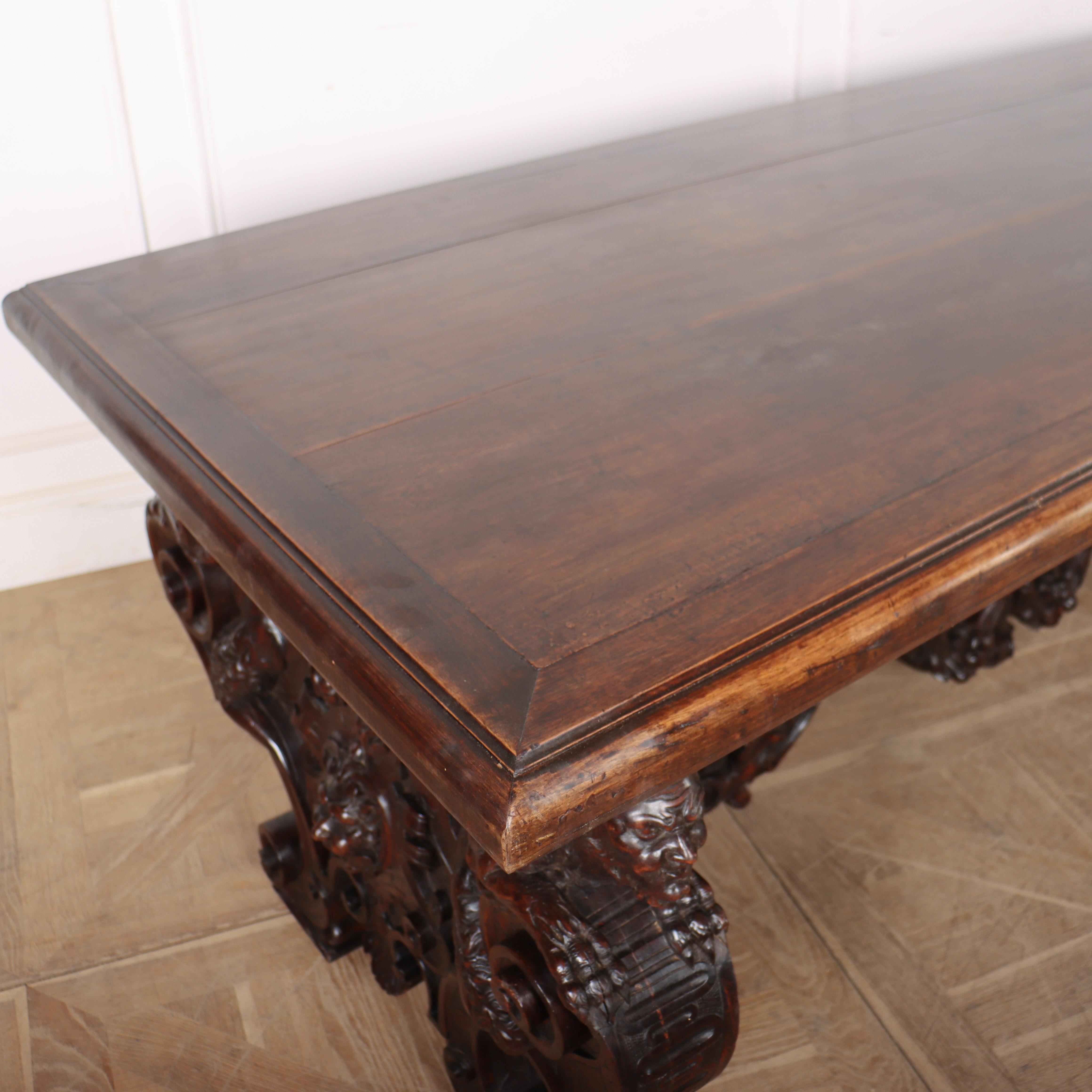 Table centrale / console italienne en noyer sculpté du 19e siècle en vente 11