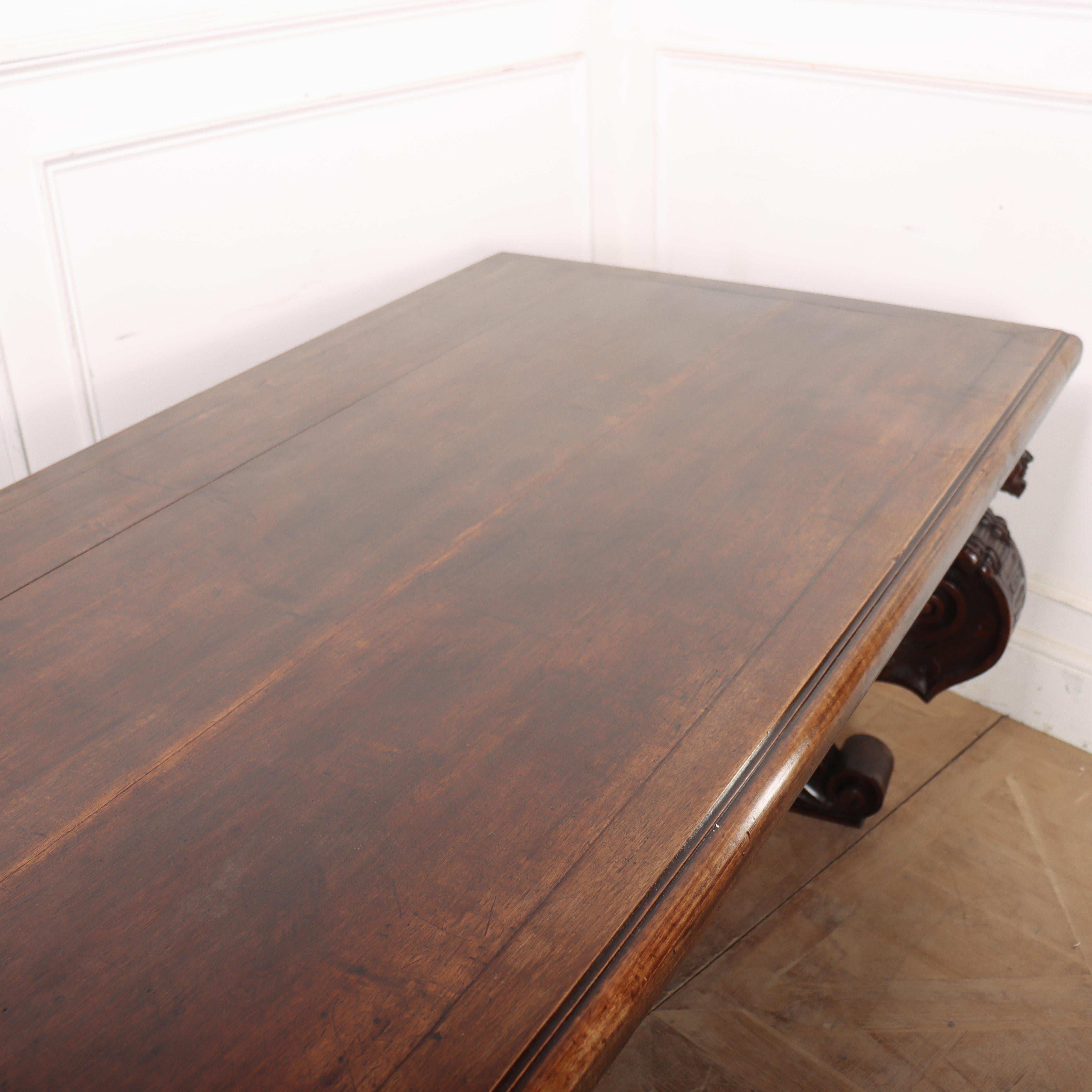 Table centrale / console italienne en noyer sculpté du 19e siècle en vente 12