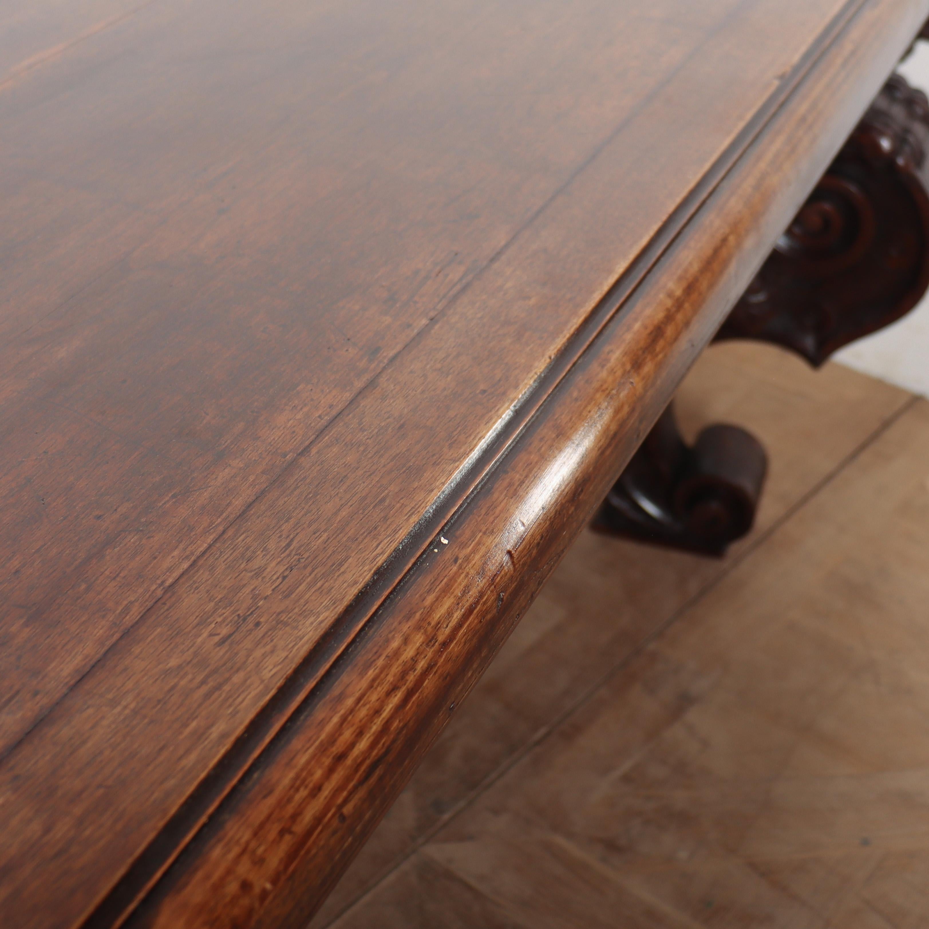 Table centrale / console italienne en noyer sculpté du 19e siècle en vente 13