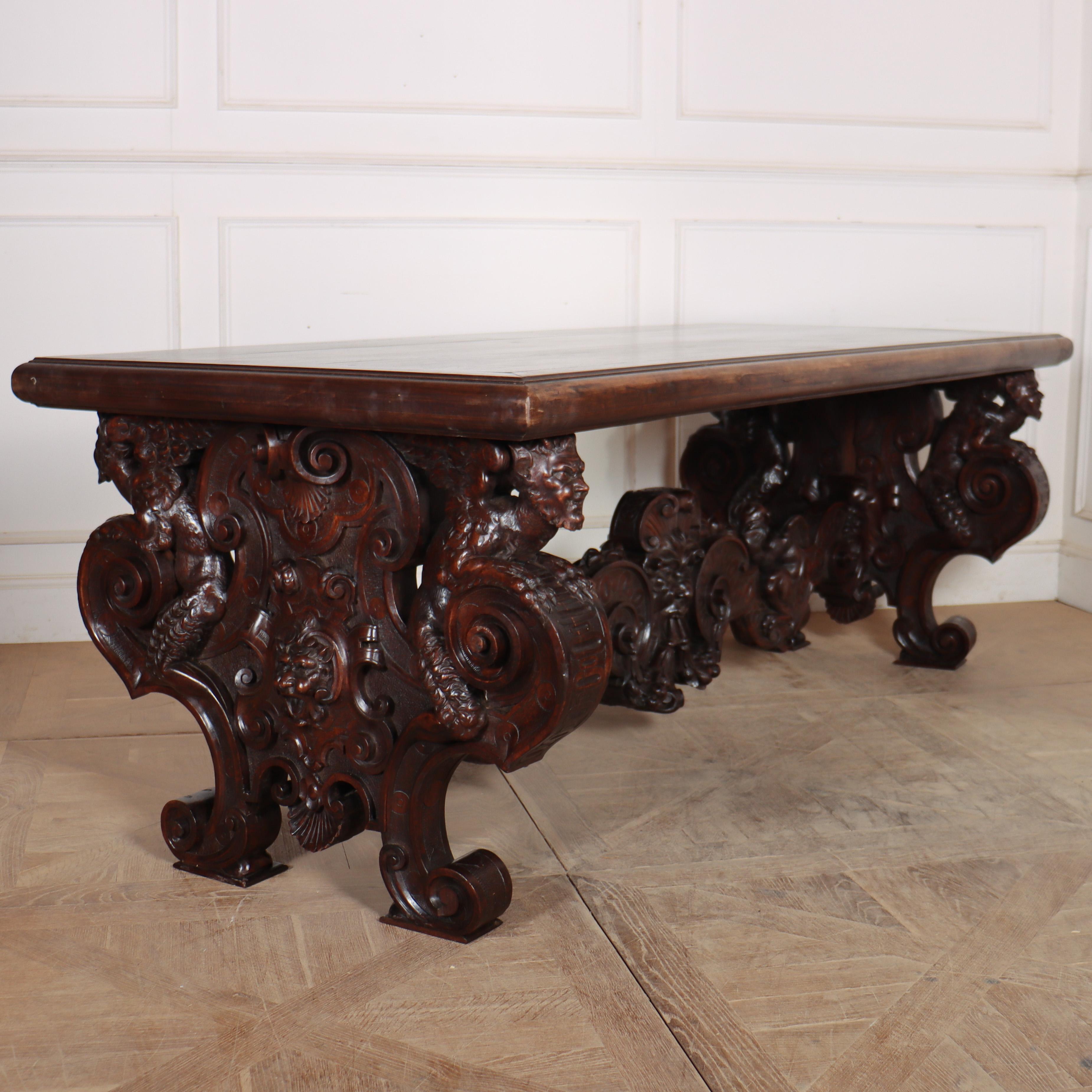 Superbe table centrale/console en noyer italien sculpté du 19e siècle, avec une base fortement sculptée et un épais plateau en noyer. 1820

Cette table se démonte pour le transport et la livraison 
