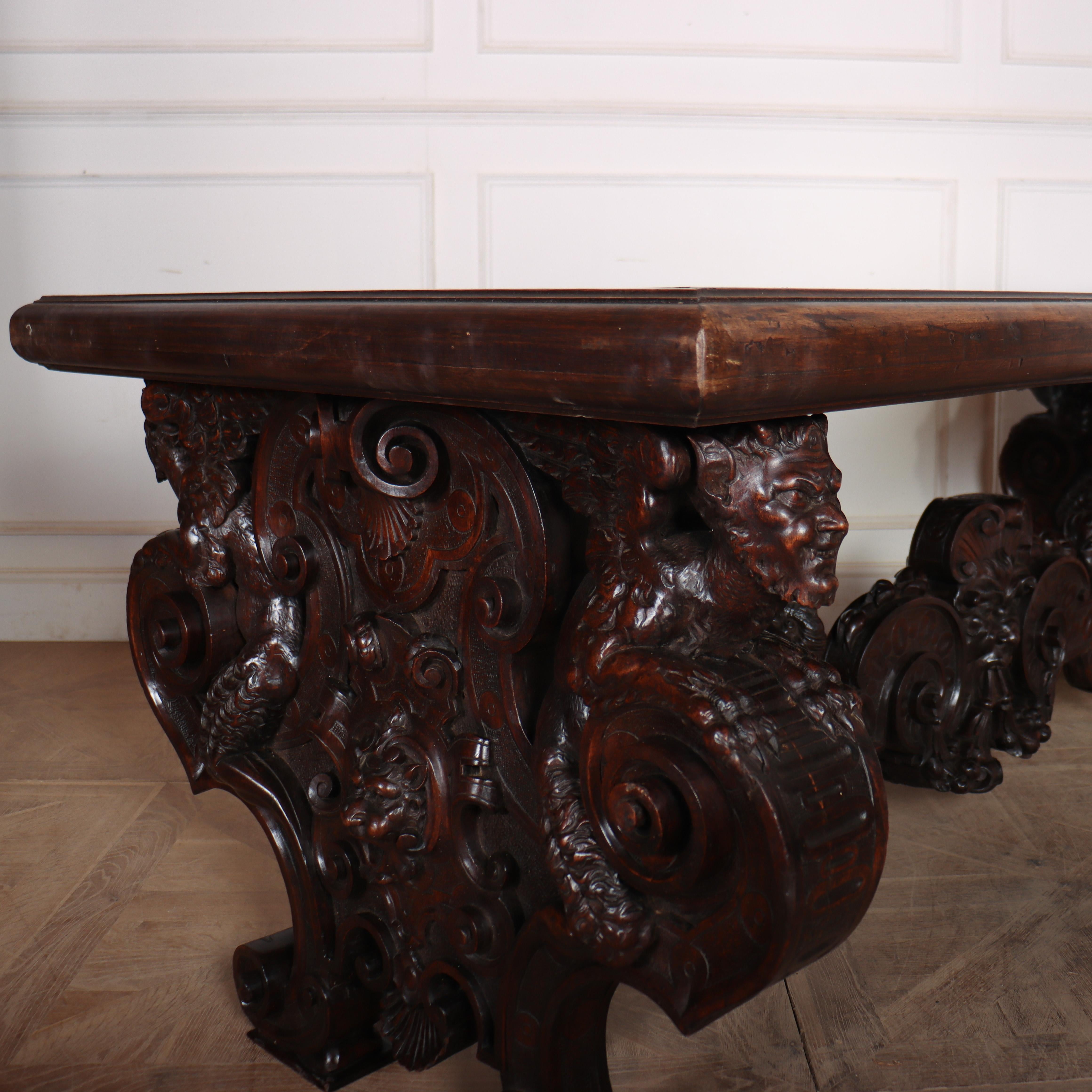 Table centrale / console italienne en noyer sculpté du 19e siècle Bon état - En vente à Leamington Spa, Warwickshire