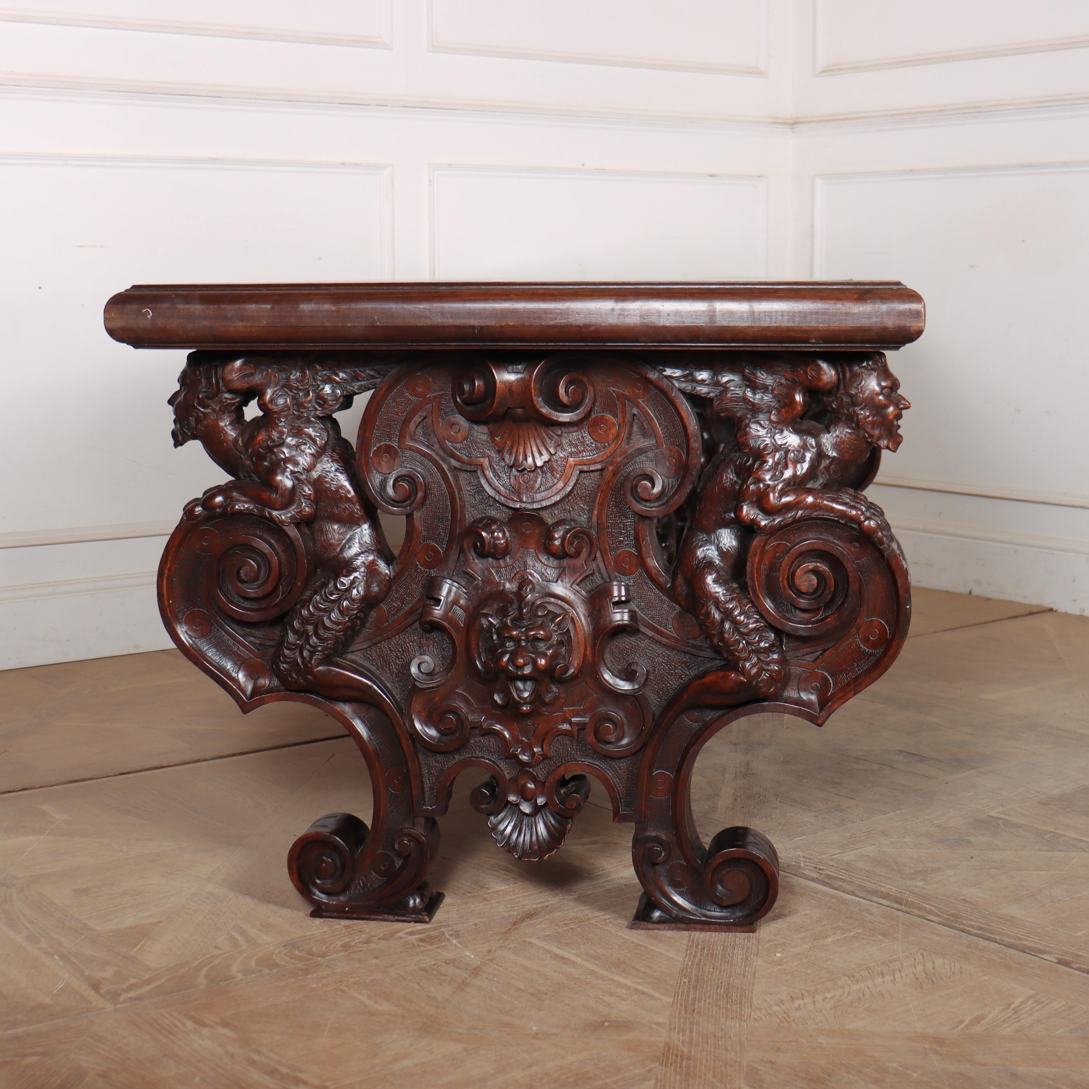 XIXe siècle Table centrale / console italienne en noyer sculpté du 19e siècle en vente