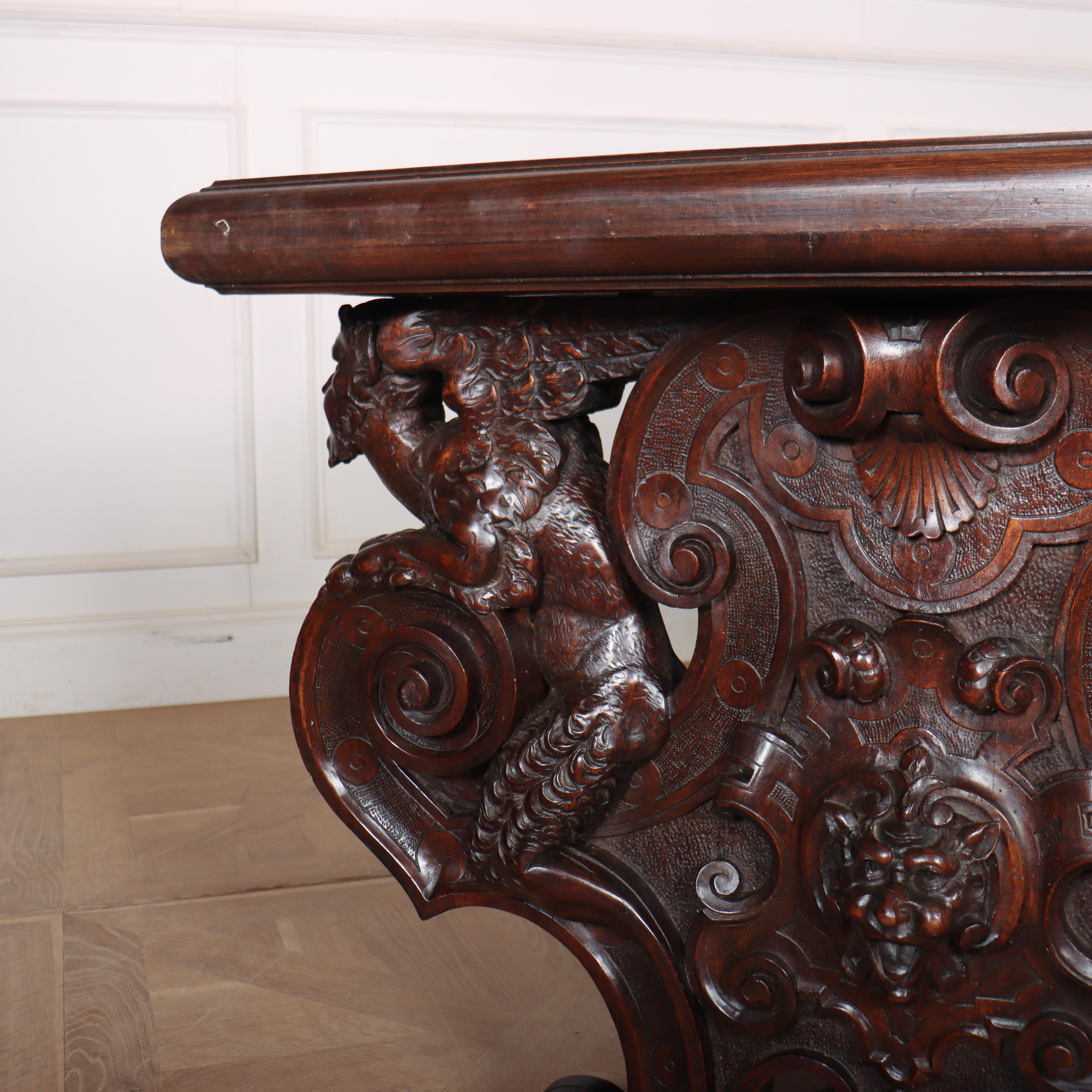 Noyer Table centrale / console italienne en noyer sculpté du 19e siècle en vente