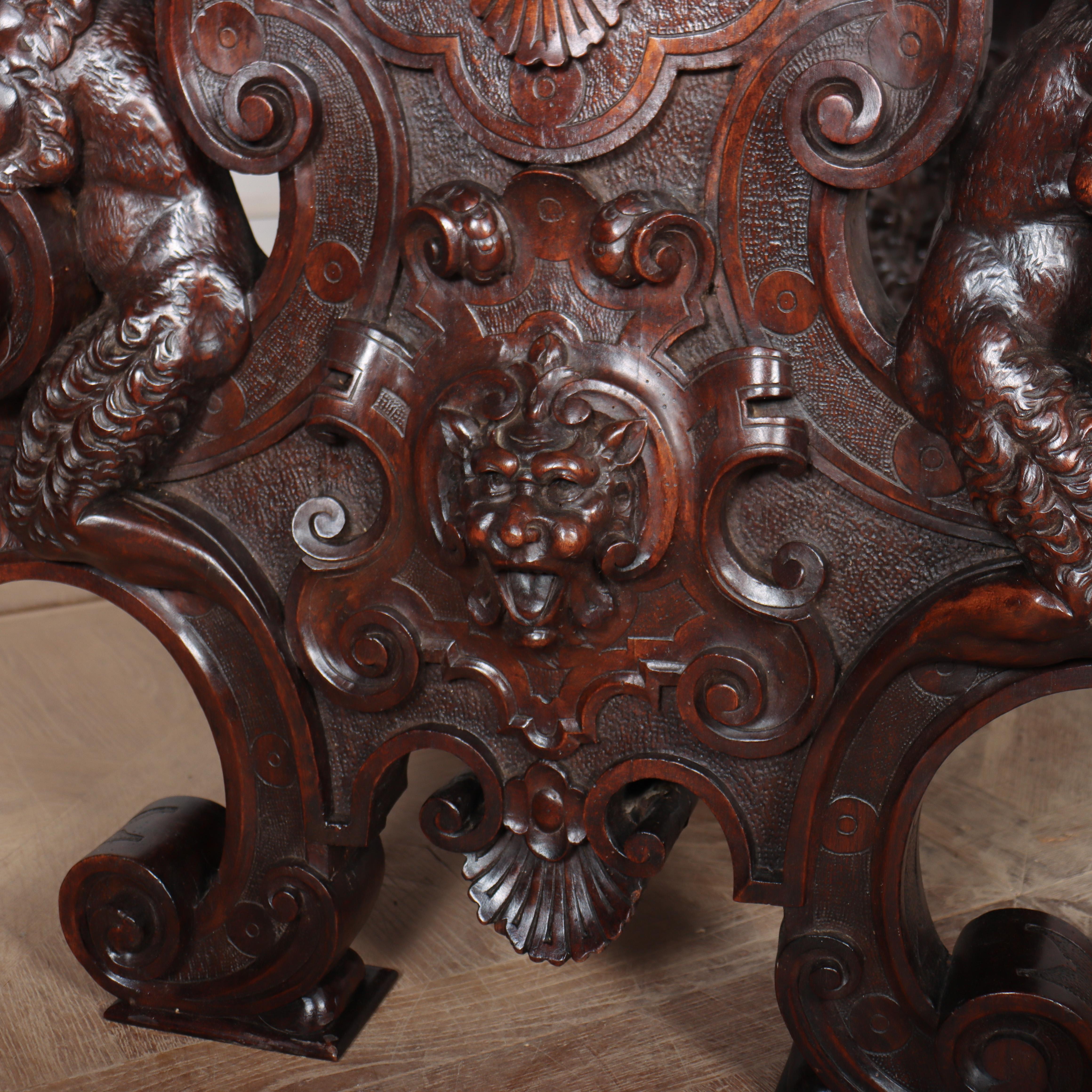 Table centrale / console italienne en noyer sculpté du 19e siècle en vente 1