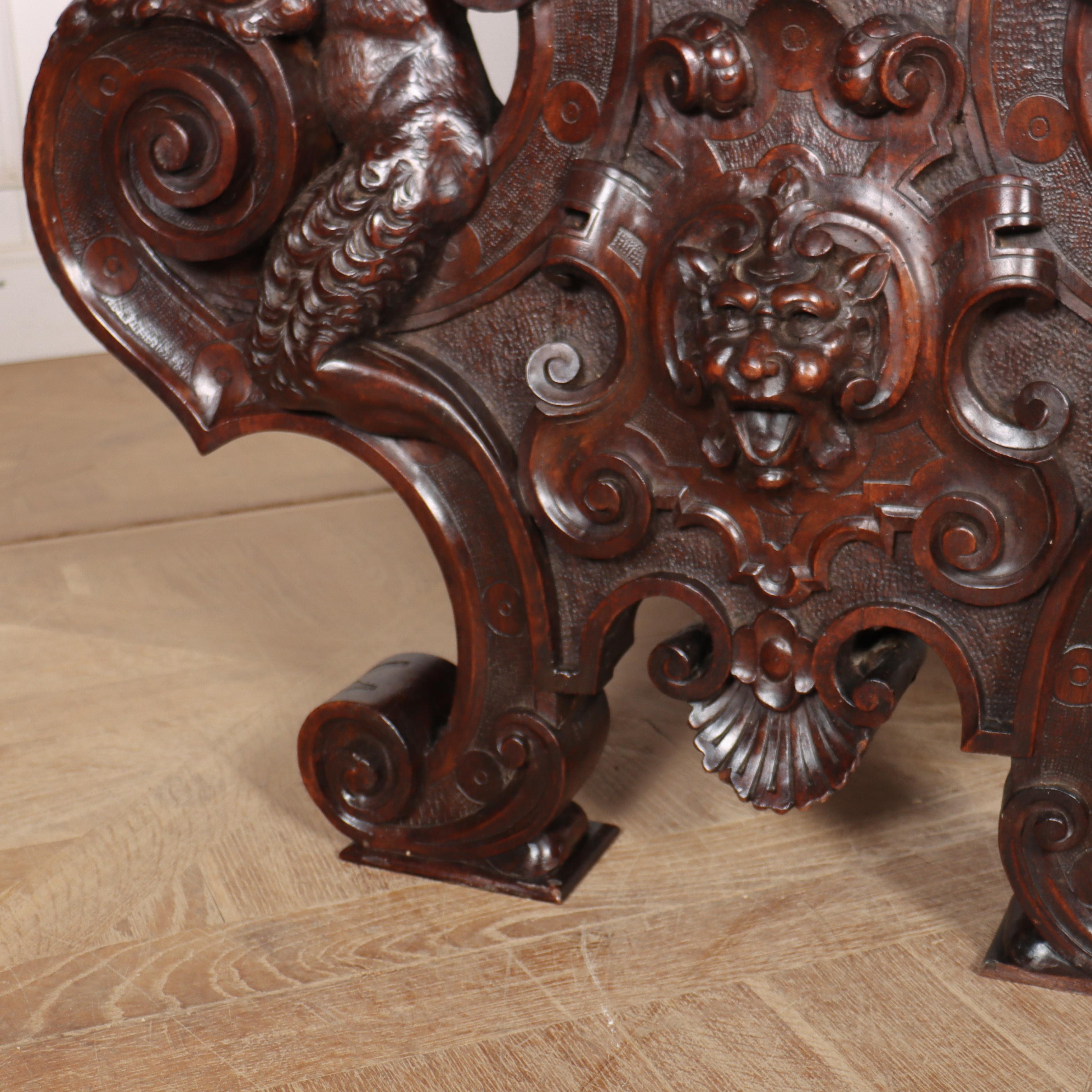 Table centrale / console italienne en noyer sculpté du 19e siècle en vente 2