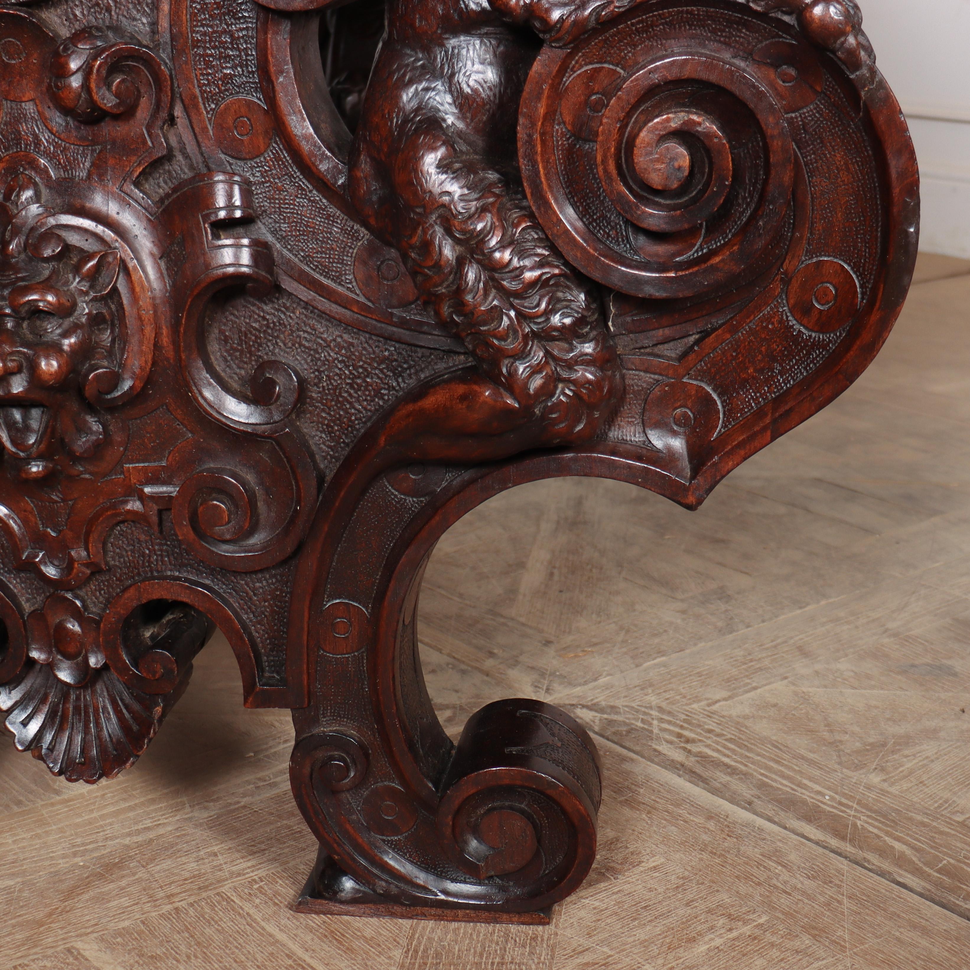 Table centrale / console italienne en noyer sculpté du 19e siècle en vente 3