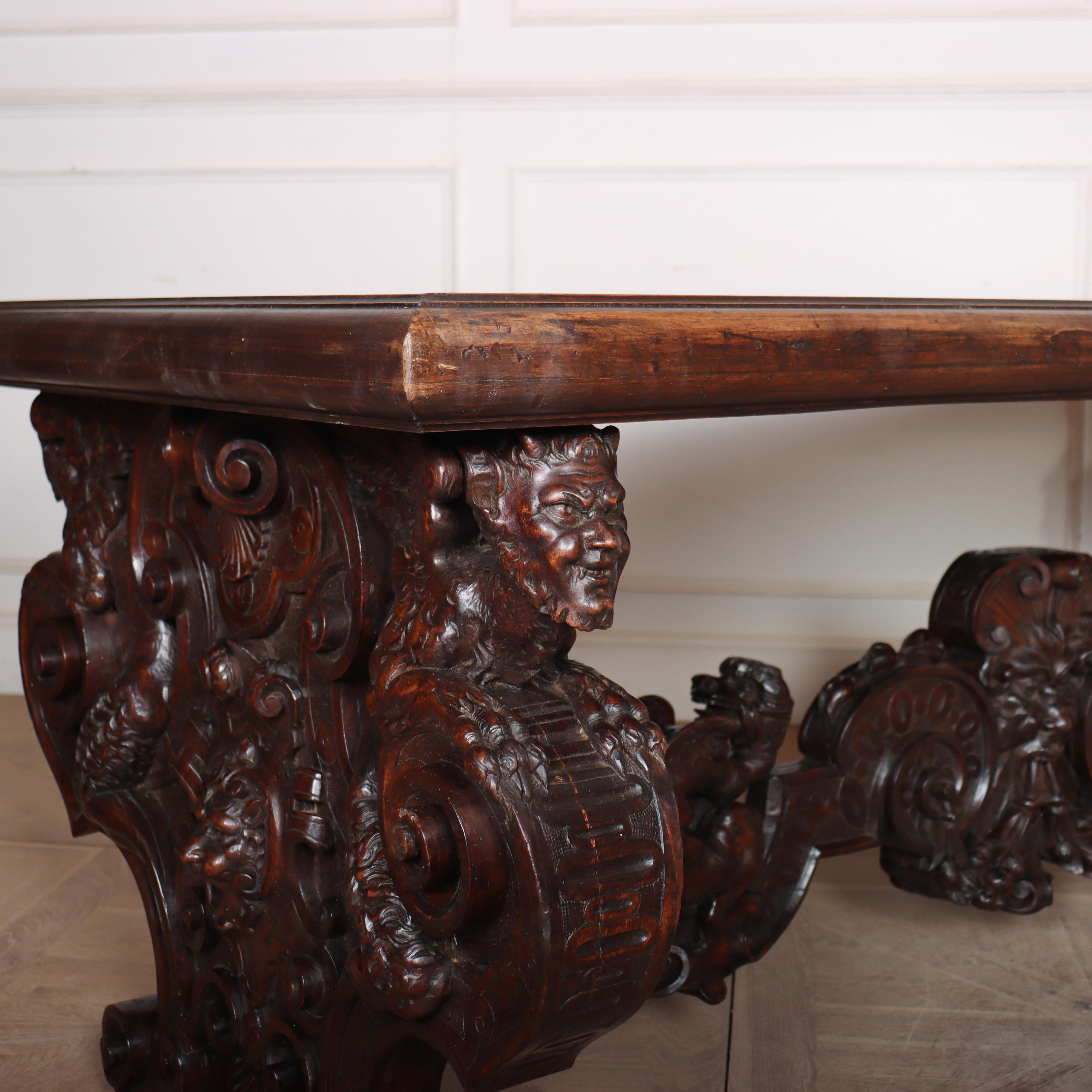 Table centrale / console italienne en noyer sculpté du 19e siècle en vente 4