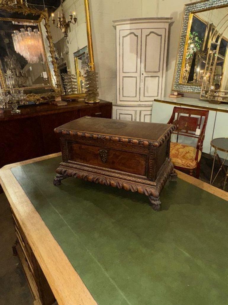 Ajoutez une touche d'élégance à votre décoration intérieure avec ce magnifique coffret en noyer sculpté italien. Le style moderne de cette boîte en fait un complément parfait pour n'importe quelle pièce de votre maison. La finition noyer ajoute une
