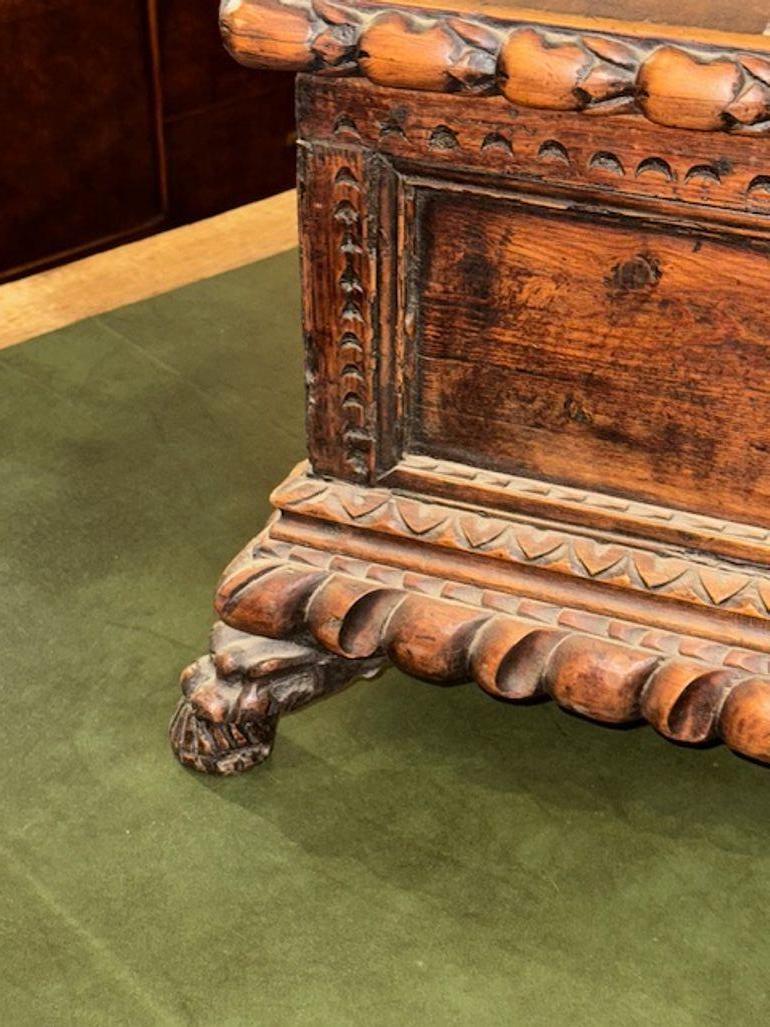 Coffre en noyer sculpté italien du 19e siècle Bon état - En vente à Dallas, TX