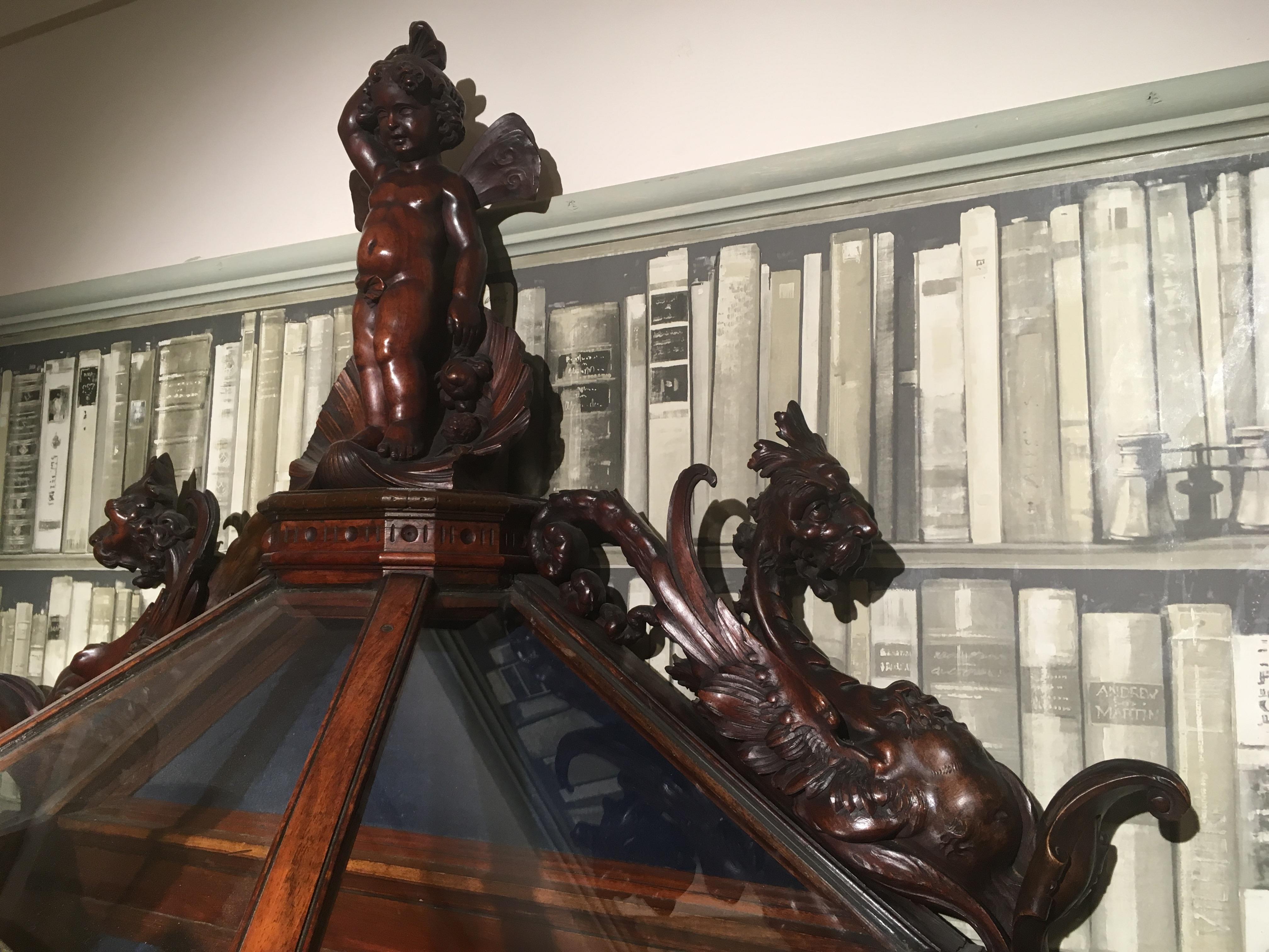 19th Century Italian Carved Walnut Display Cabinet In Excellent Condition For Sale In London, GB