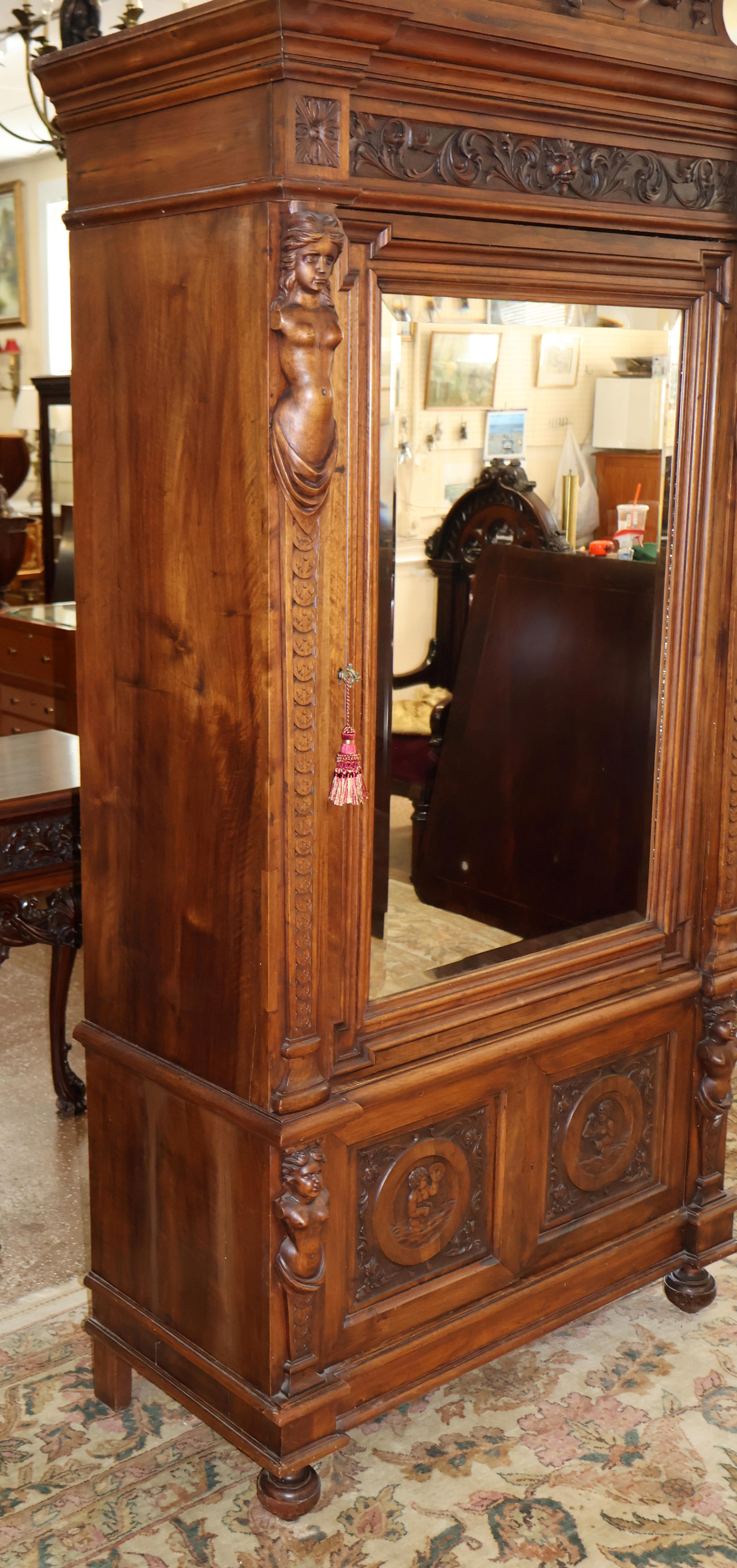 Armadio in legno di noce intagliato del XIX secolo, con figure rinascimentali. In condizioni buone in vendita a Long Branch, NJ
