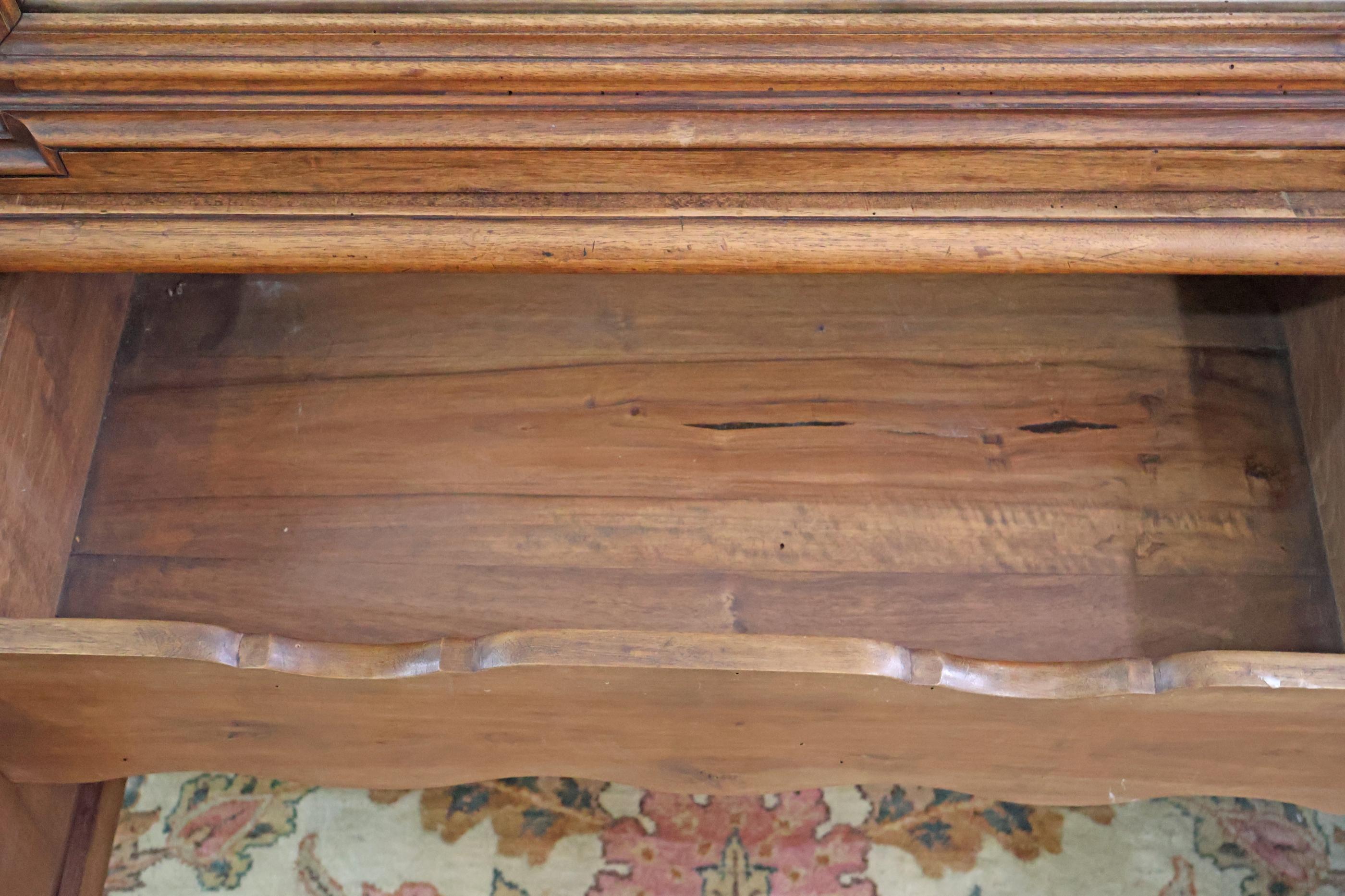 Armadio in legno di noce intagliato del XIX secolo, con figure rinascimentali. in vendita 3