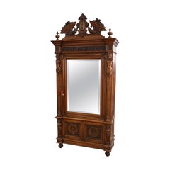 Armoire en noyer sculpté du 19ème siècle de style Renaissance italienne