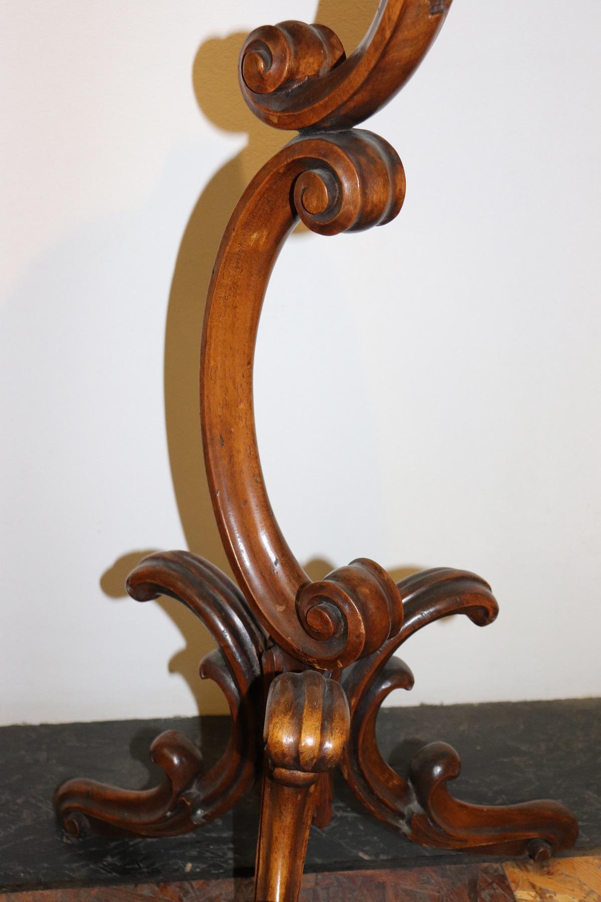 19th Century Italian Carved Walnut Gueridon Table or Pedestal Table (Italienisch)
