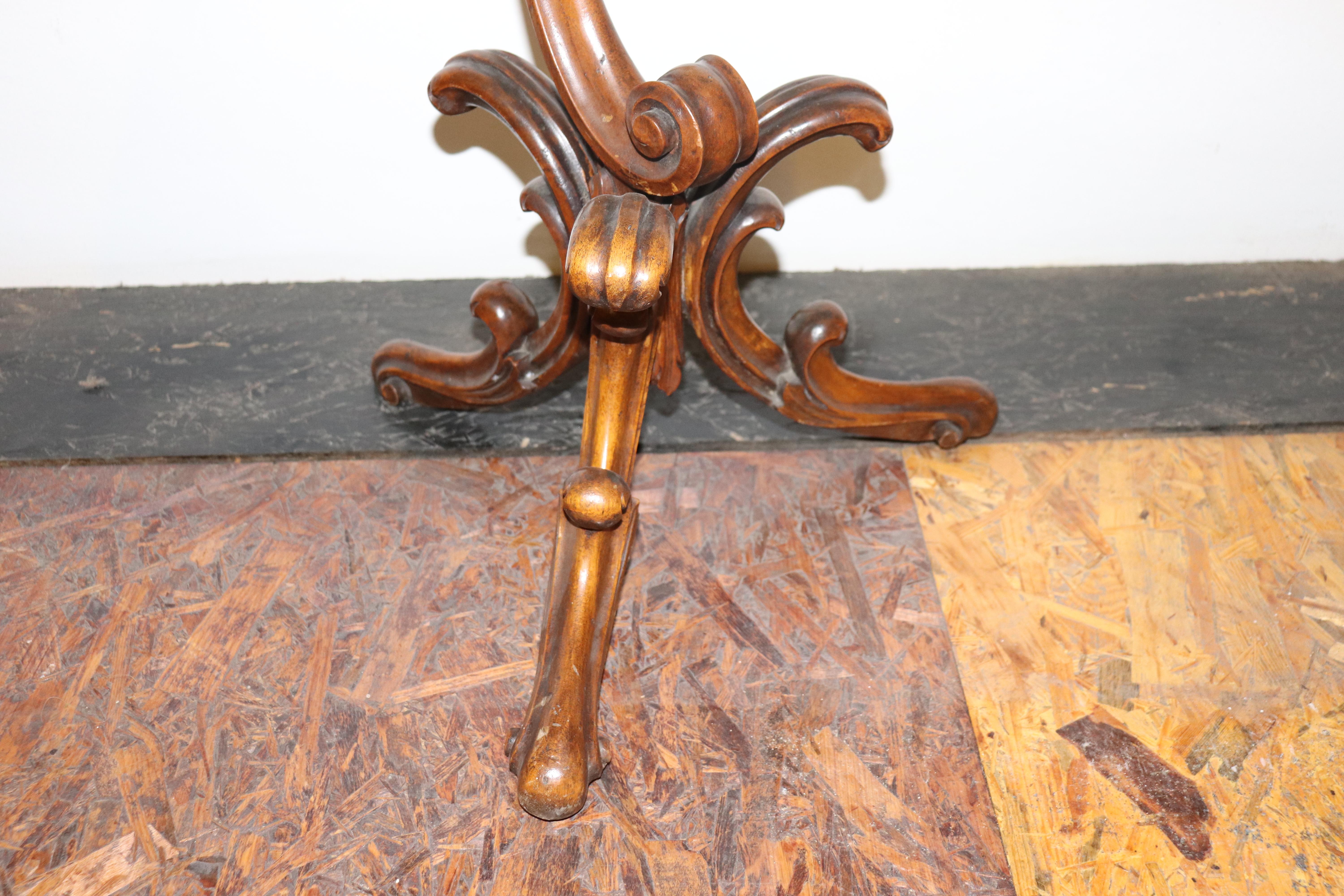 19th Century Italian Carved Walnut Gueridon Table or Pedestal Table (Geschnitzt)