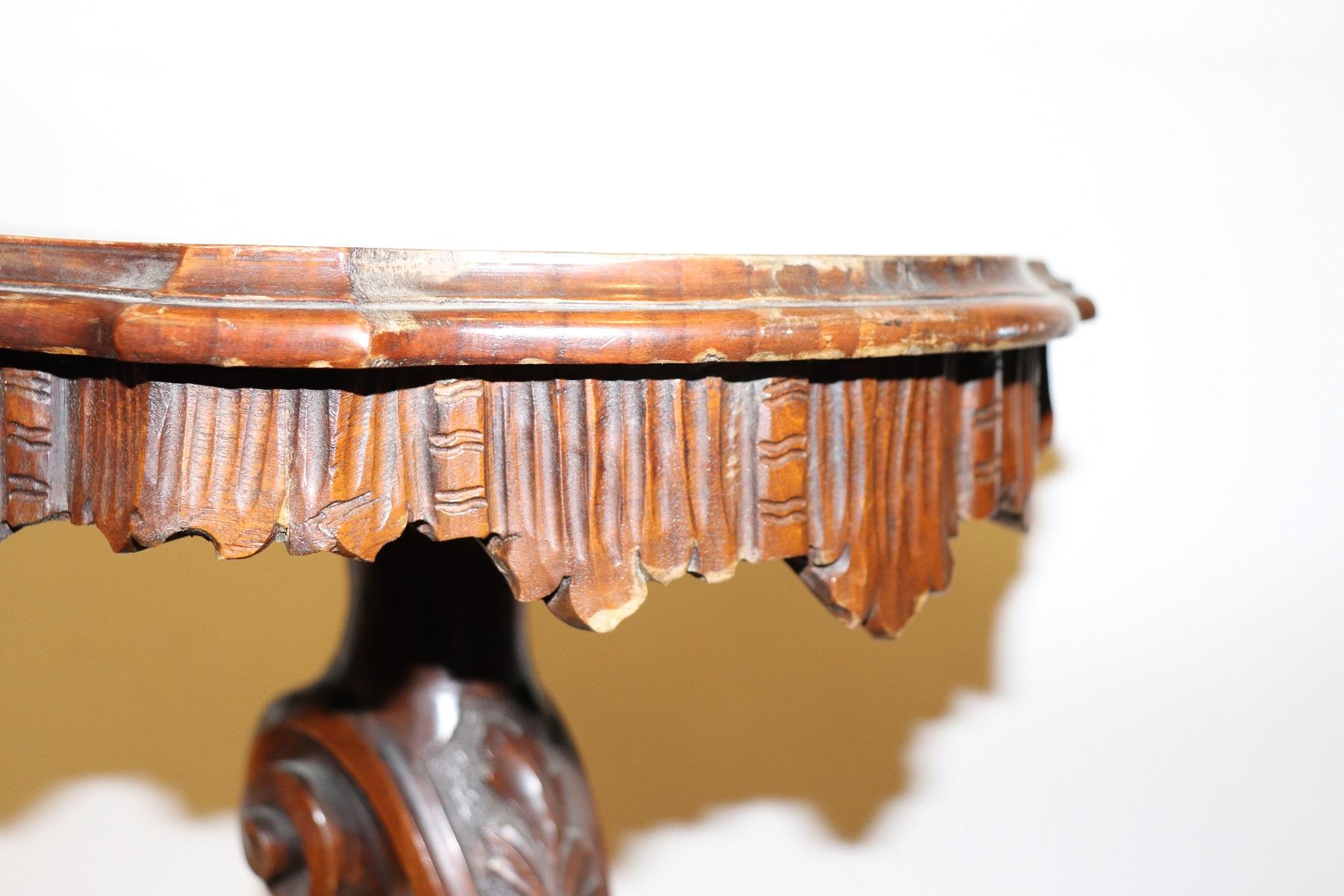19th Century Italian Carved Walnut Gueridon Table or Pedestal Table im Zustand „Gut“ in Casale Monferrato, IT