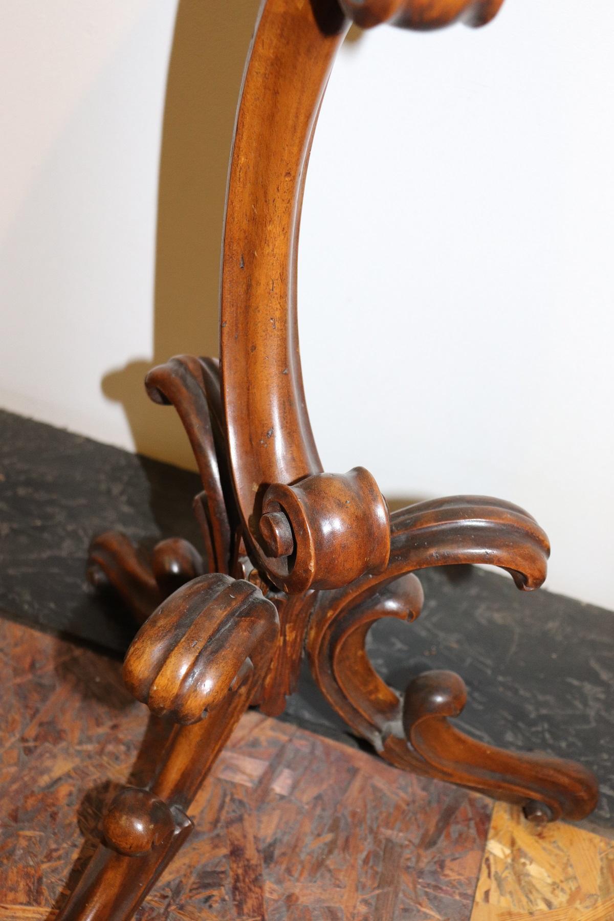 19th Century Italian Carved Walnut Gueridon Table or Pedestal Table (Spätes 19. Jahrhundert)