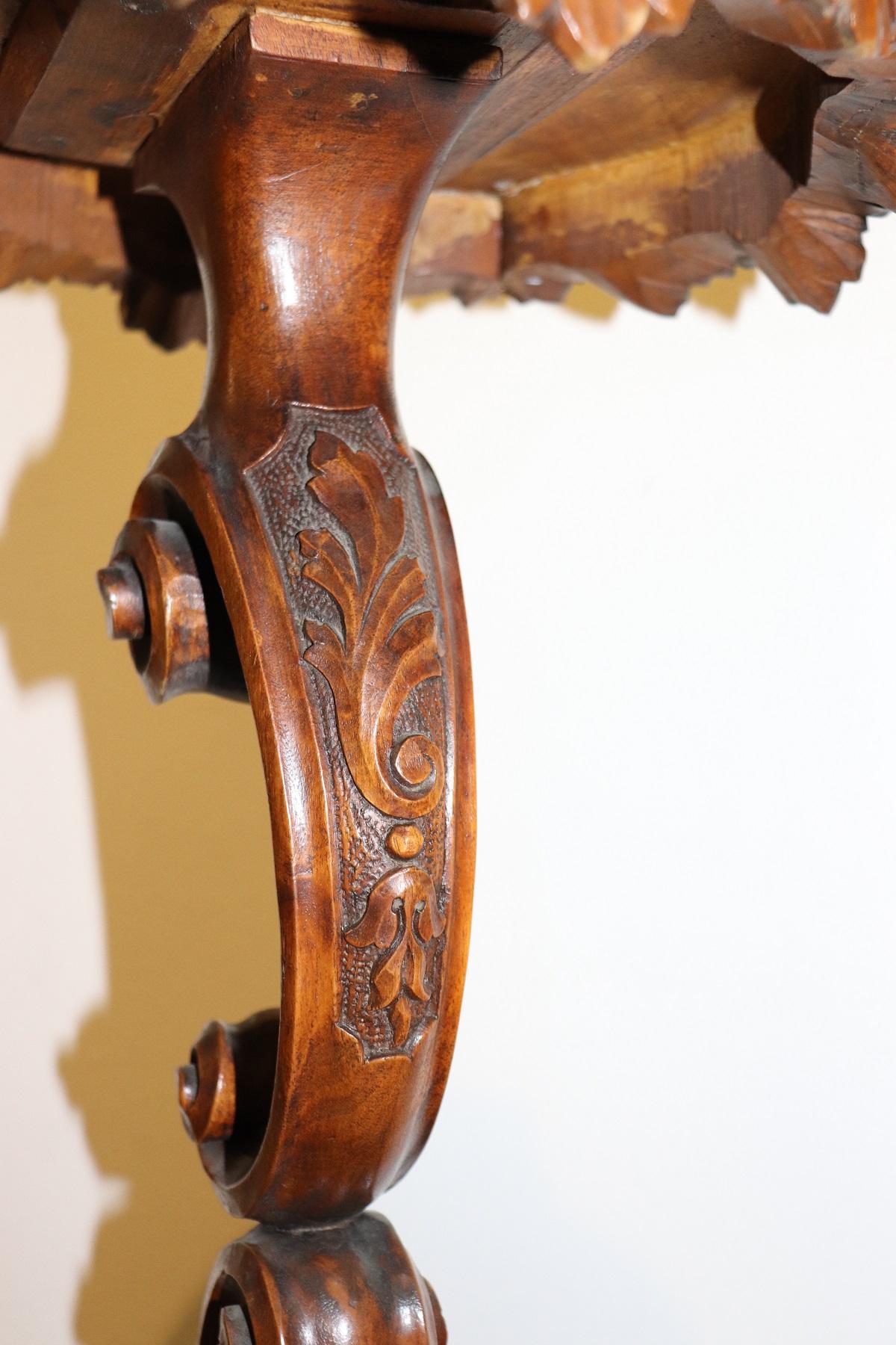 19th Century Italian Carved Walnut Gueridon Table or Pedestal Table (Walnuss)