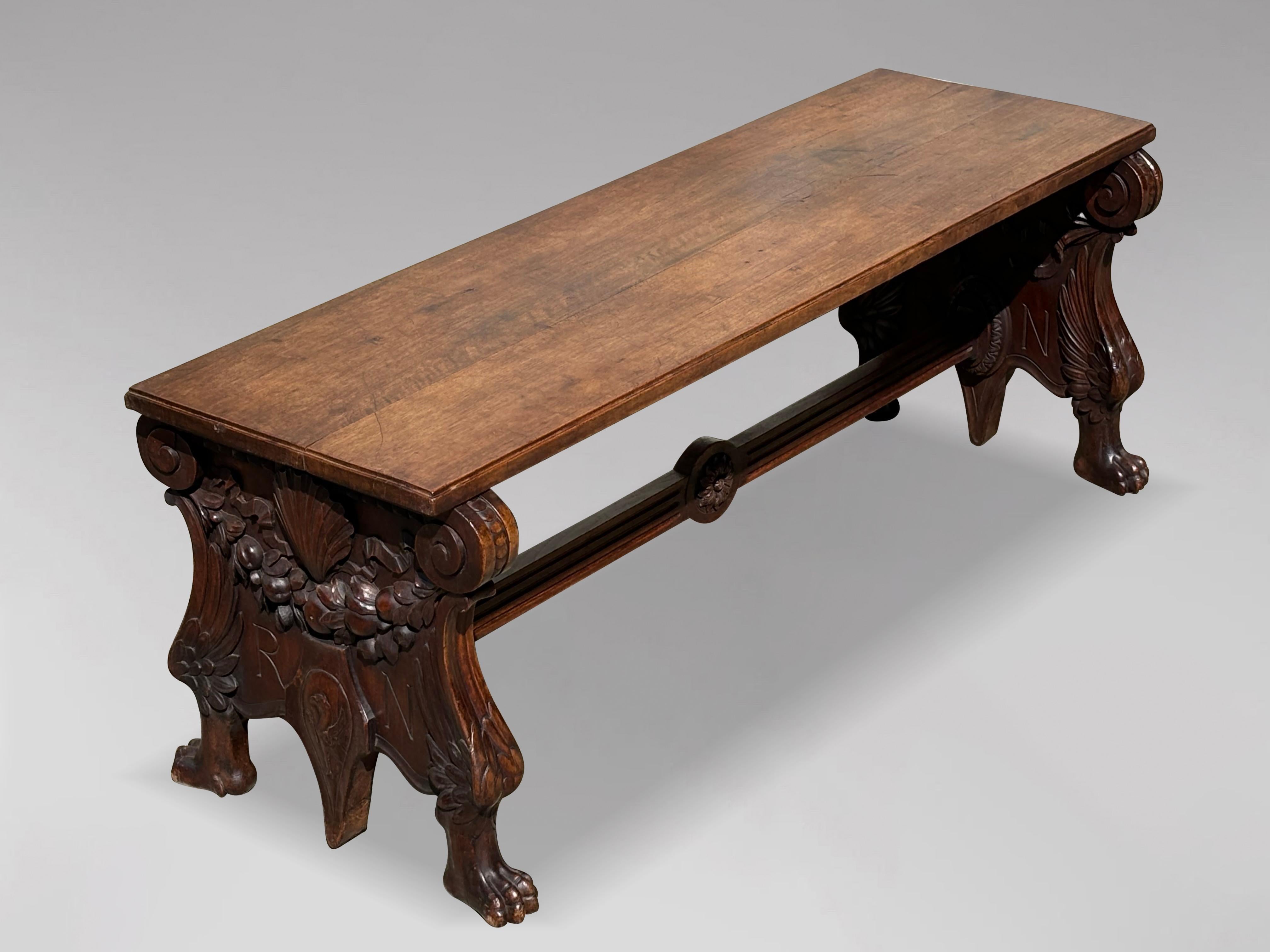 Sculpté Banc de salle en noyer sculpté italien du 19e siècle en vente