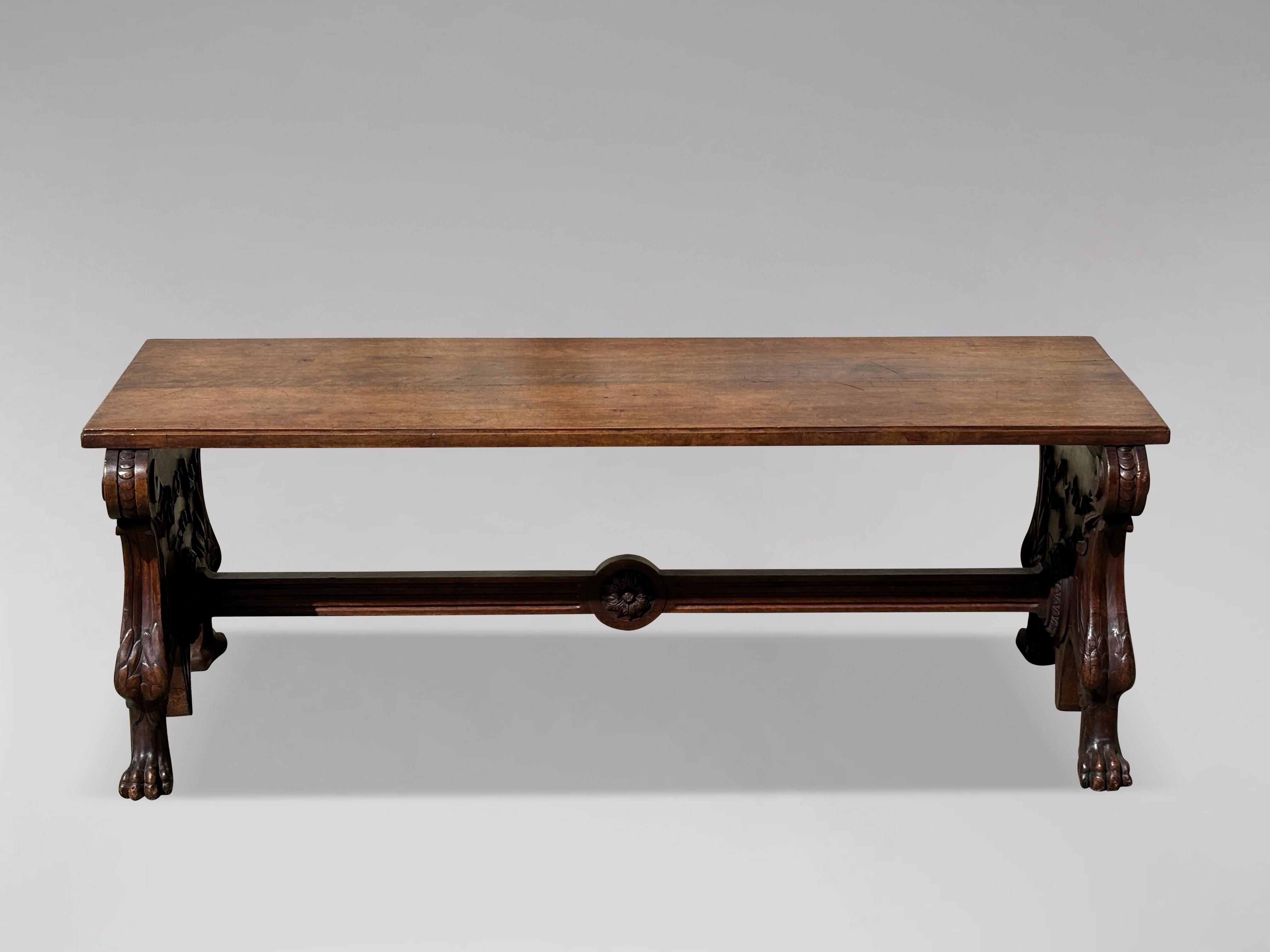 Banc de salle en noyer sculpté italien du 19e siècle Bon état - En vente à Petworth,West Sussex, GB