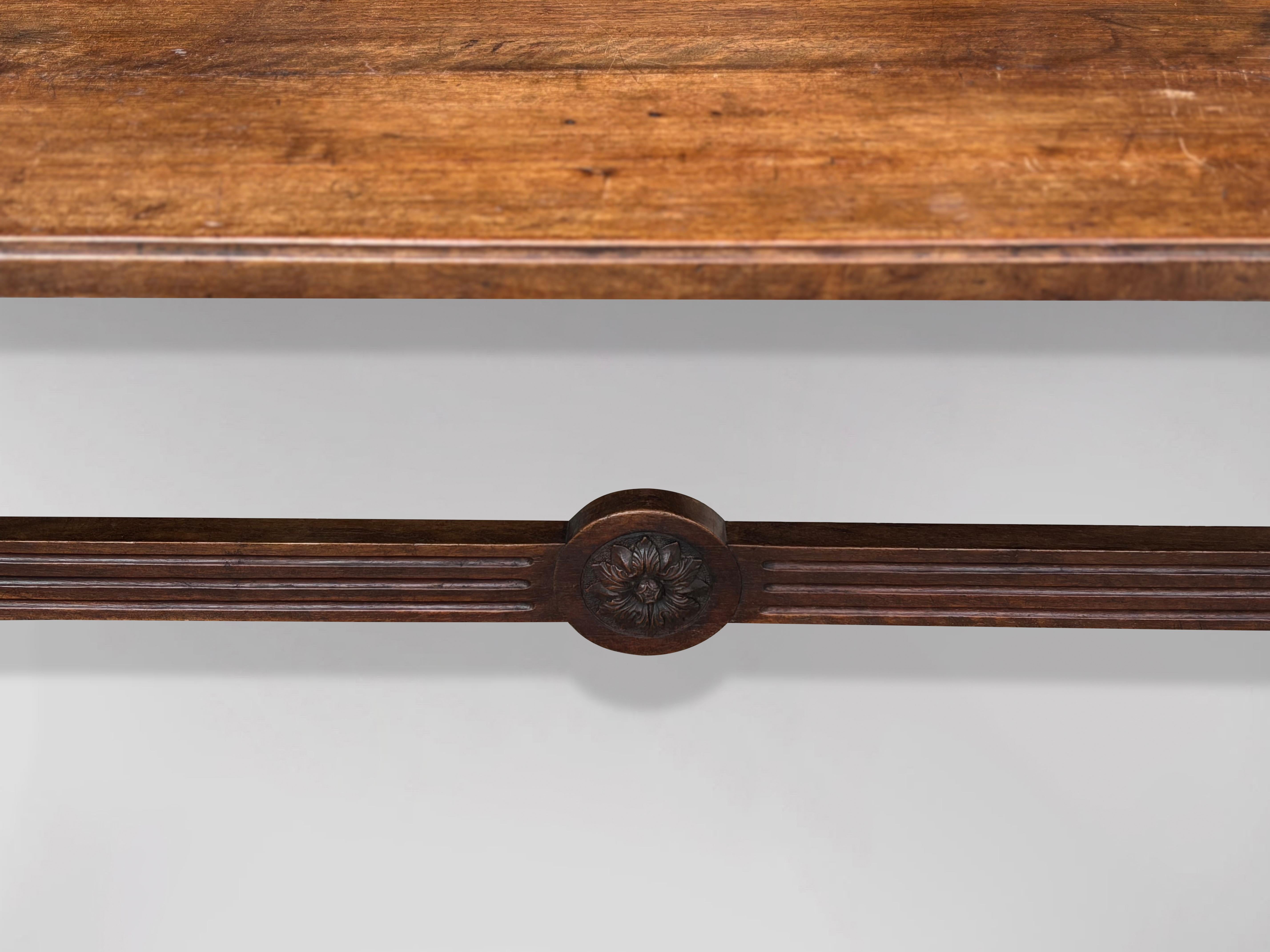 Noyer Banc de salle en noyer sculpté italien du 19e siècle en vente