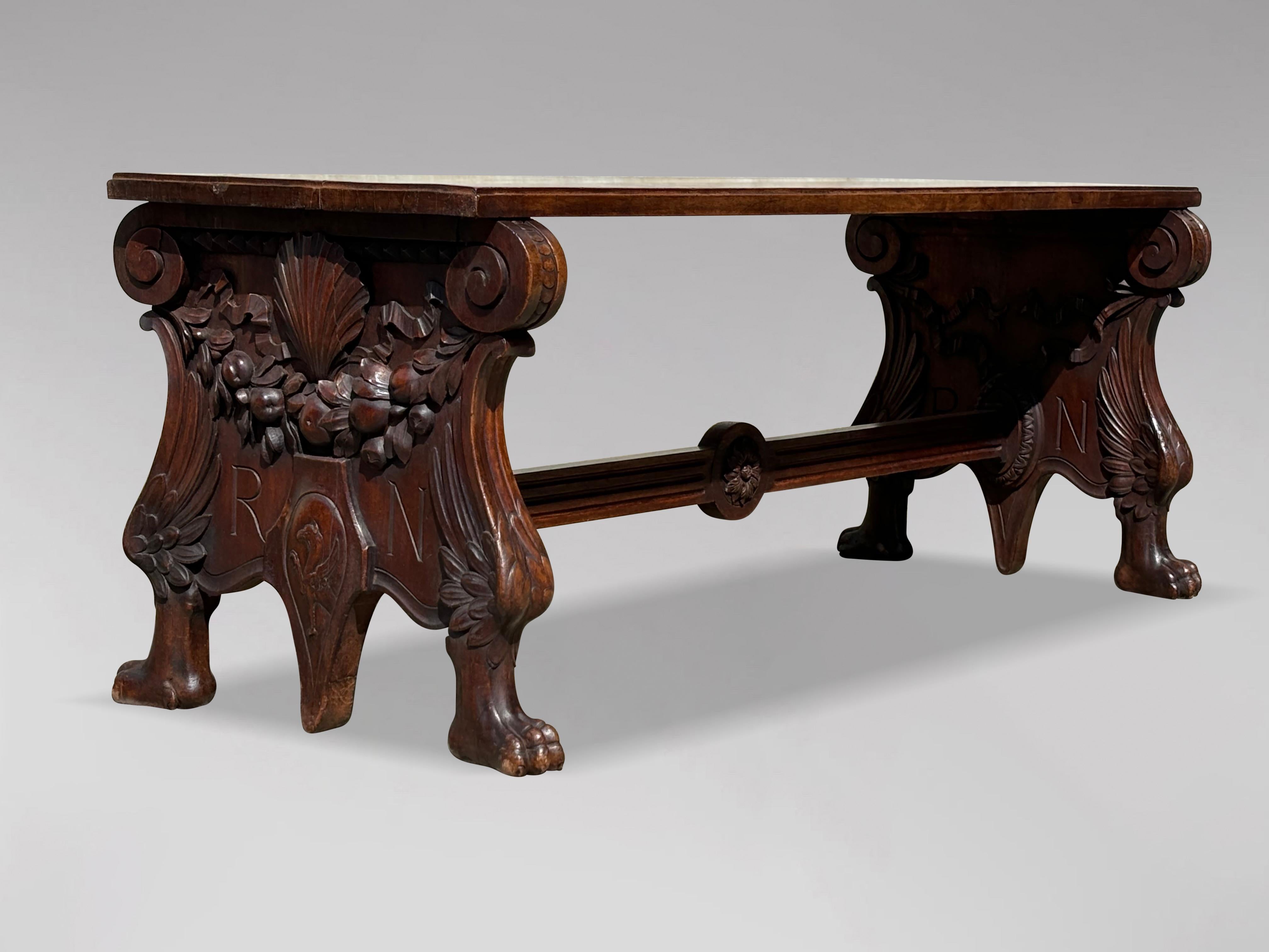 Banc de salle en noyer sculpté italien du 19e siècle en vente 1