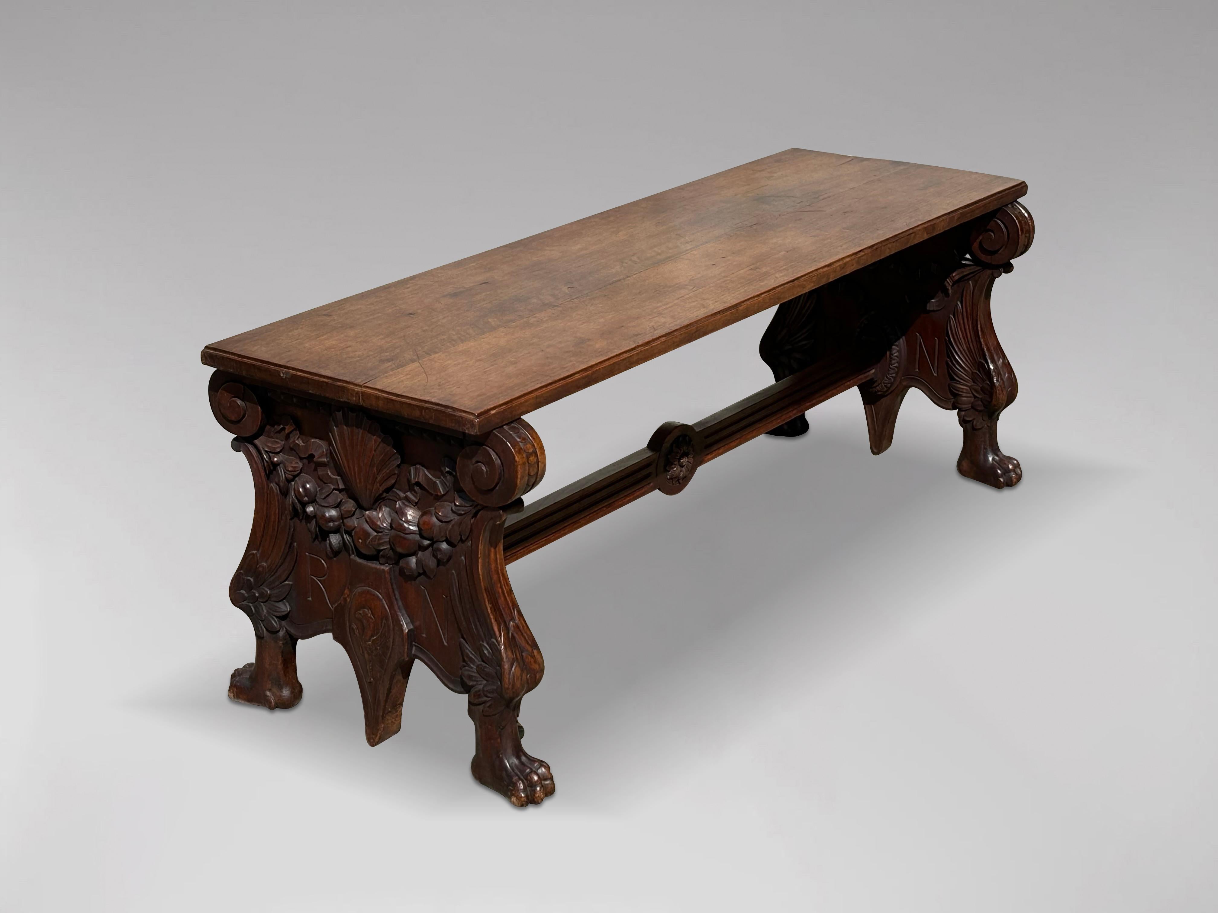 Banc de salle en noyer sculpté italien du 19e siècle en vente 2