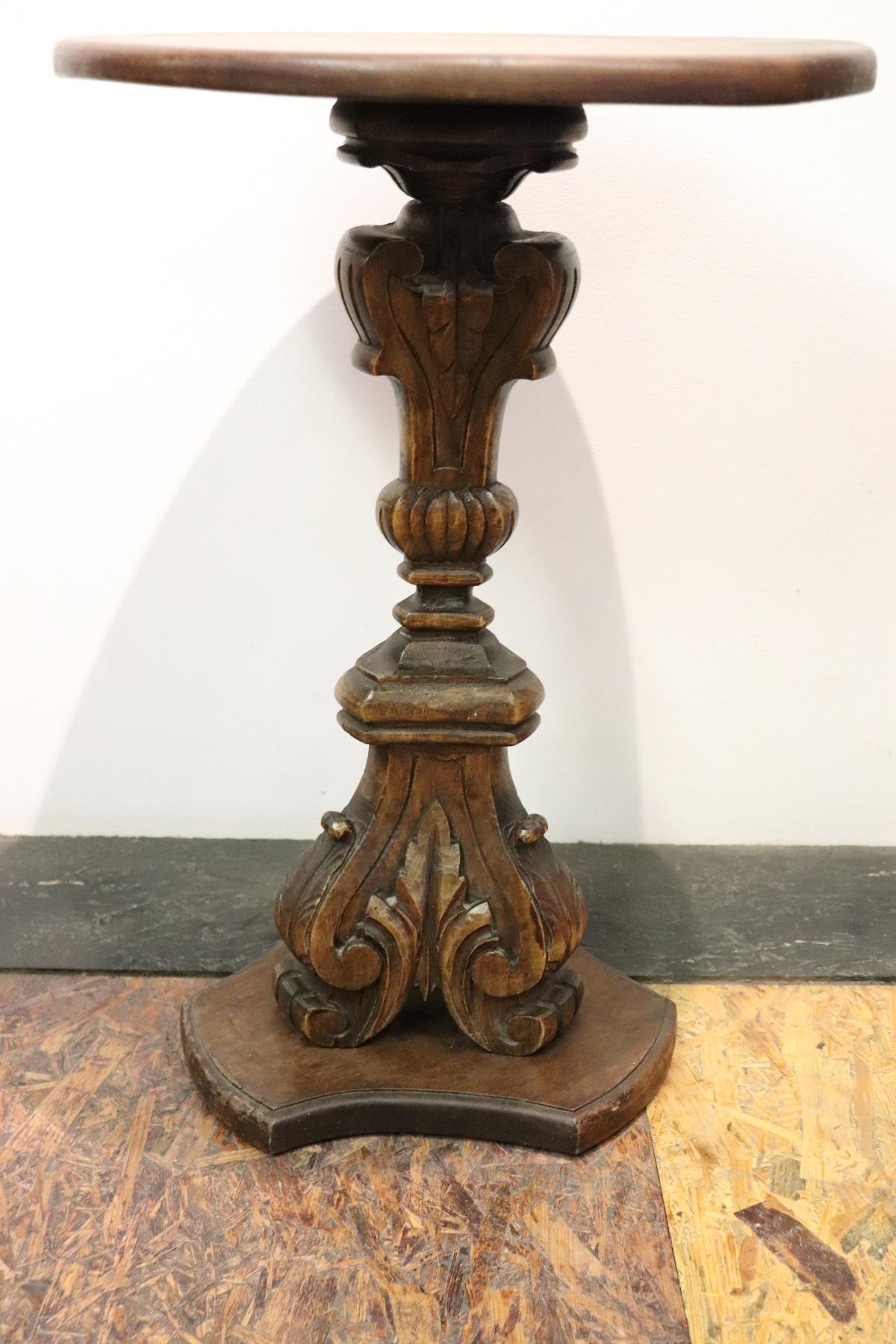19th Century Italian Carved Walnut Round Side Table or Pedestal Table In Good Condition In Casale Monferrato, IT