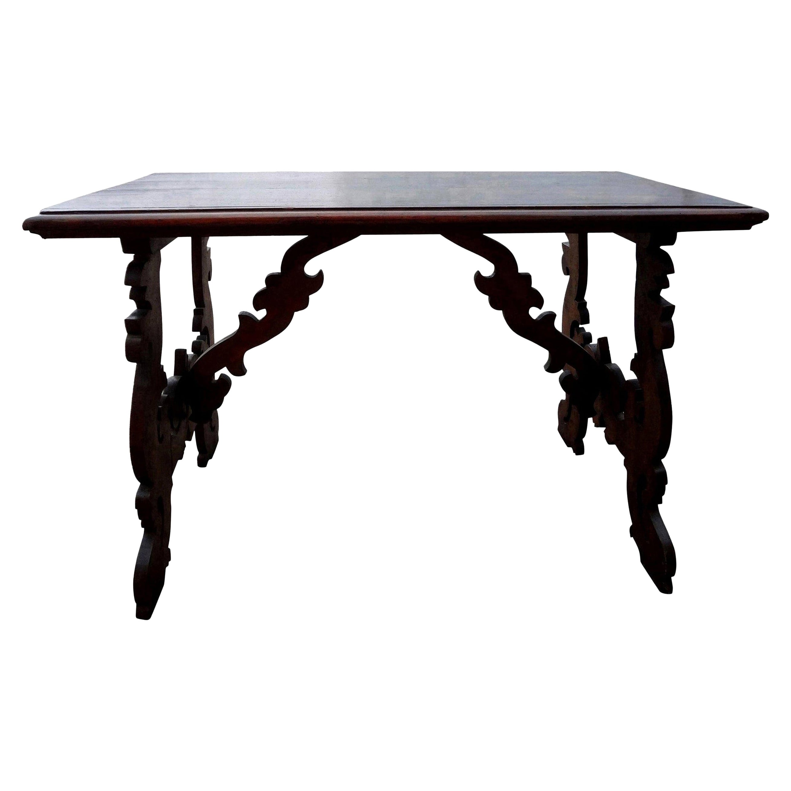Mesa italiana de nogal tallado del siglo XIX