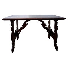 Mesa italiana de nogal tallado del siglo XIX