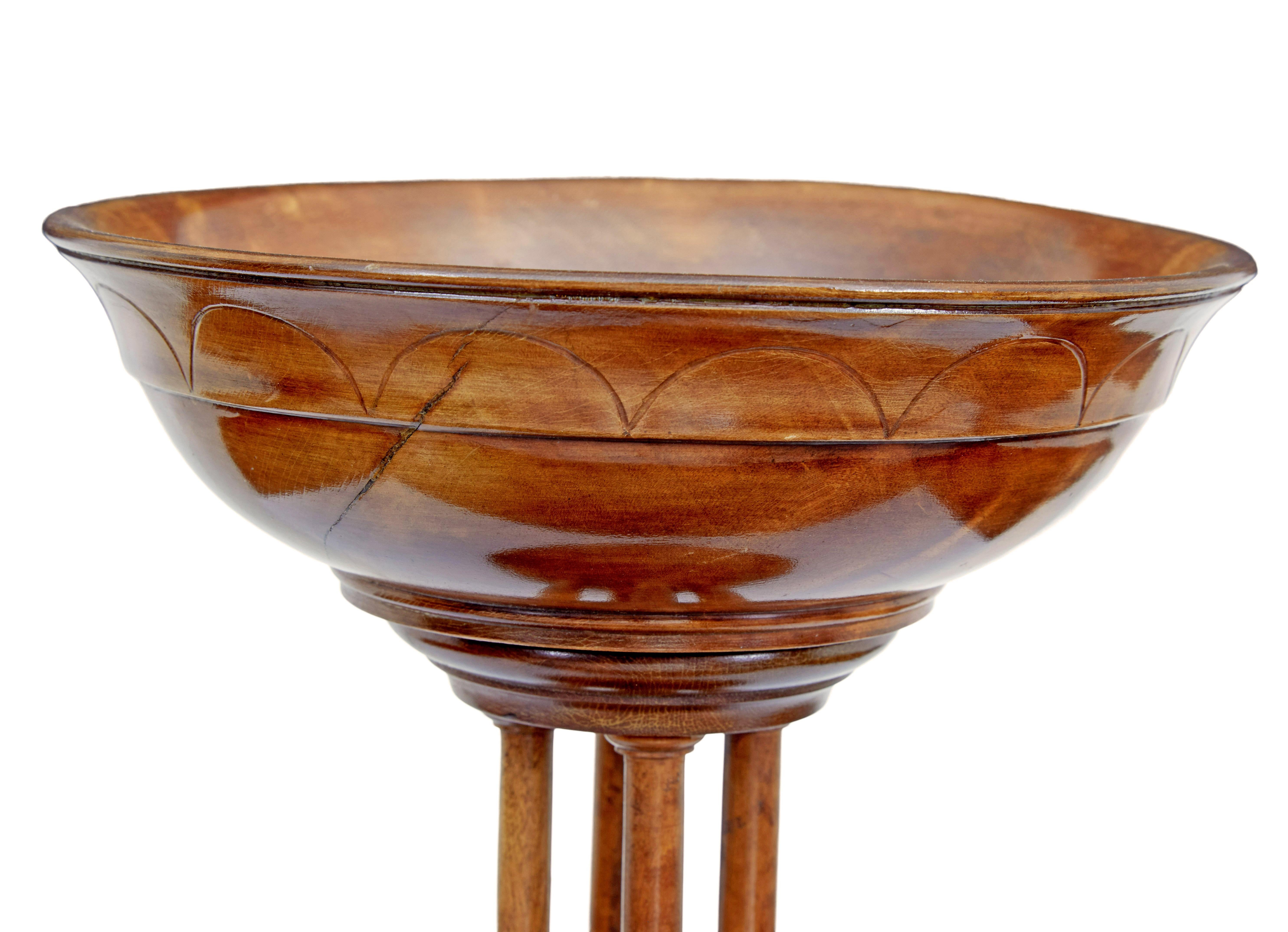 19th century Italian carved walnut tazza In Good Condition For Sale In Debenham, Suffolk
