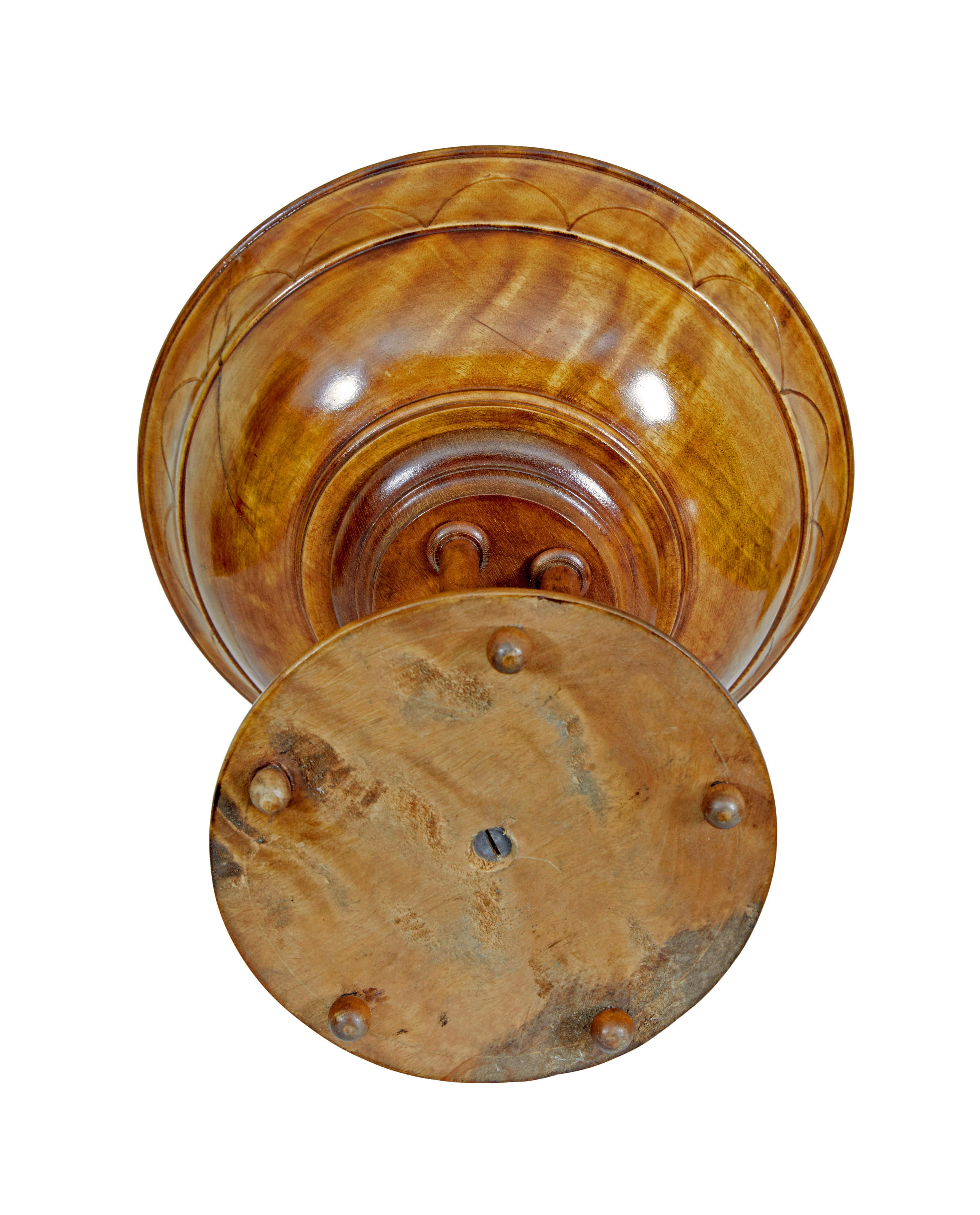 19th century Italian carved walnut tazza In Good Condition For Sale In Debenham, Suffolk