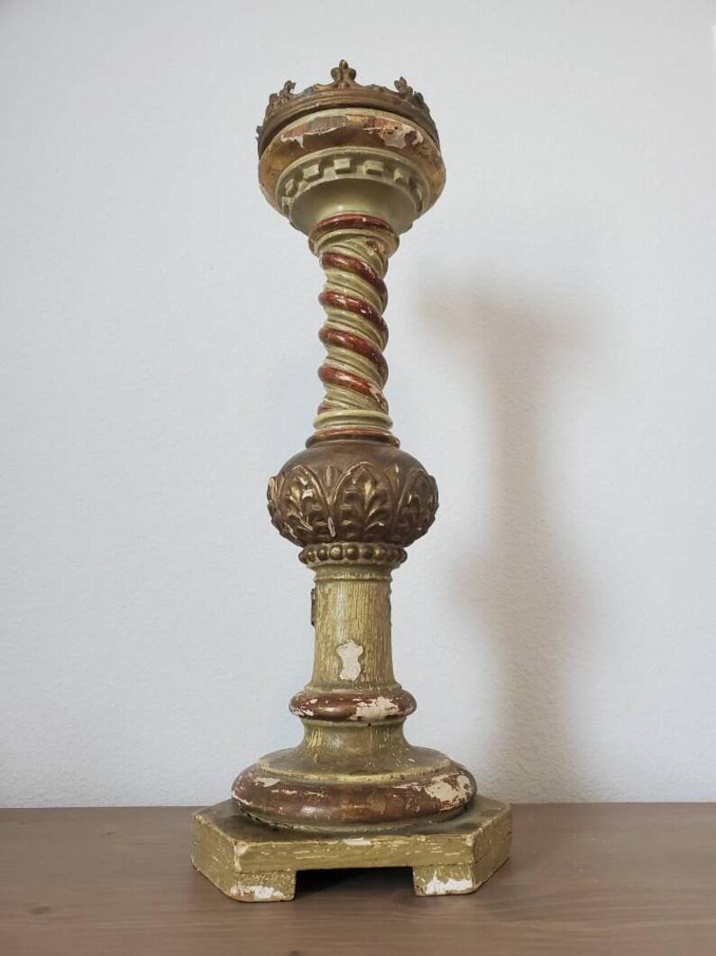 Sculpté Ancien support de bougie d'autel de Church s en bois polychrome sculpté italien Pricket en vente