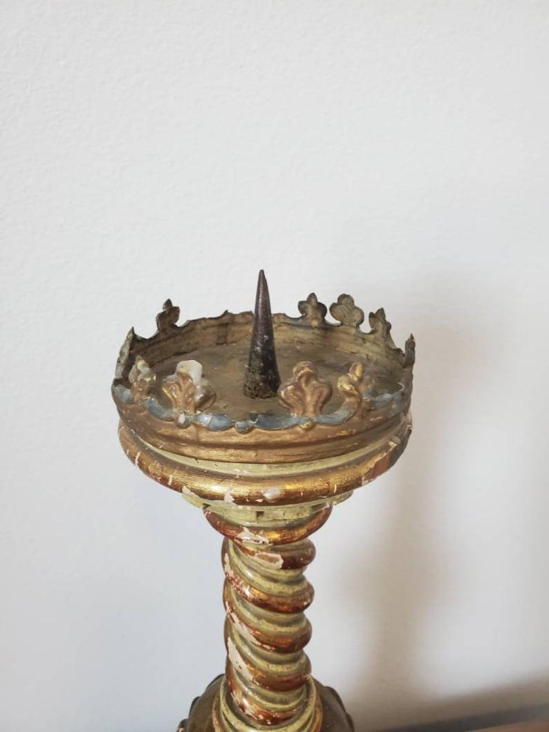 Métal Ancien support de bougie d'autel de Church s en bois polychrome sculpté italien Pricket en vente