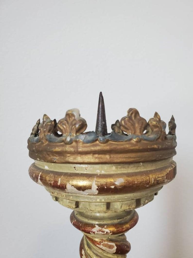 Ancien support de bougie d'autel de Church s en bois polychrome sculpté italien Pricket en vente 1