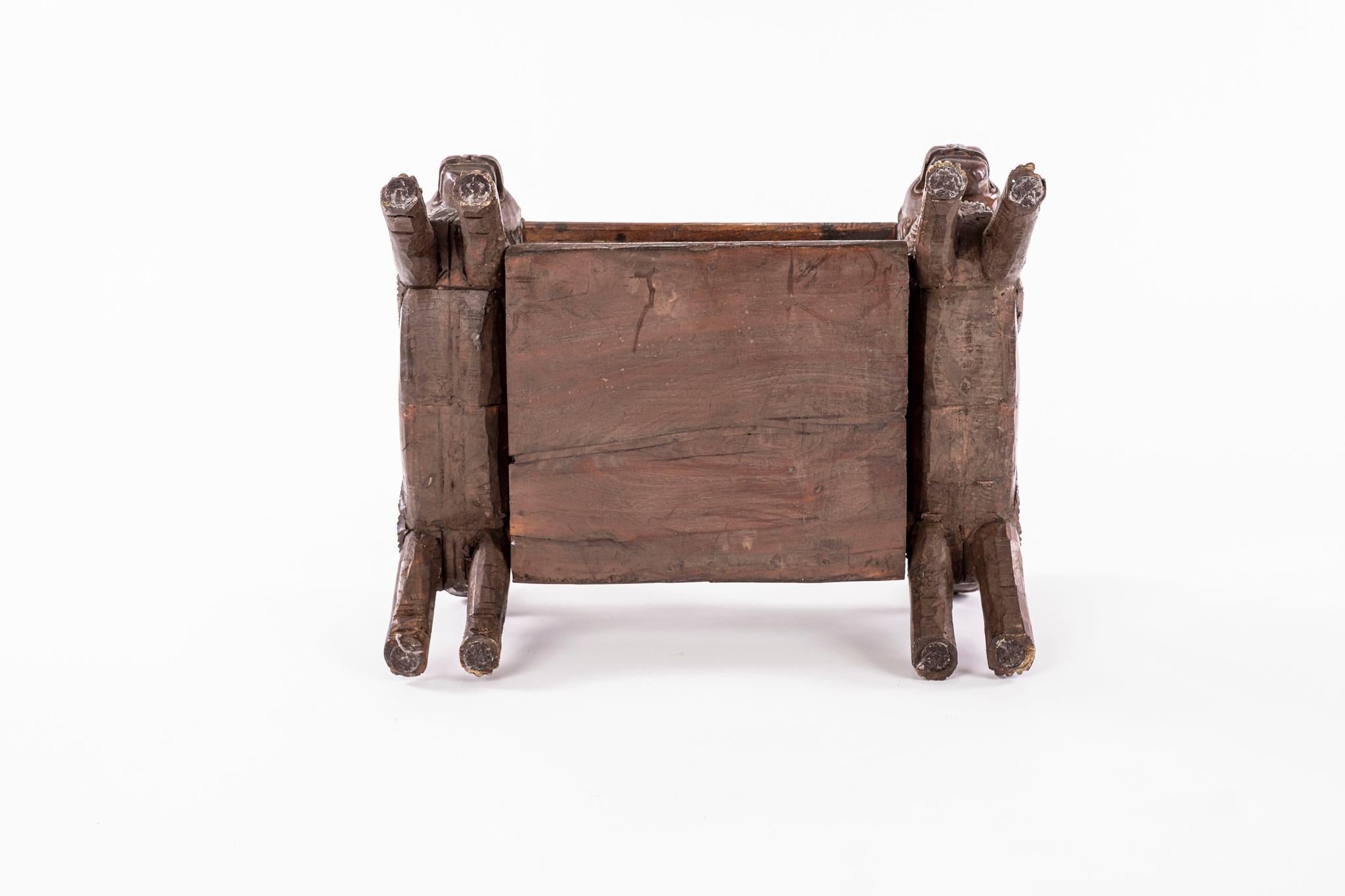 Caja de león de madera tallada italiana del siglo XIX en venta 5