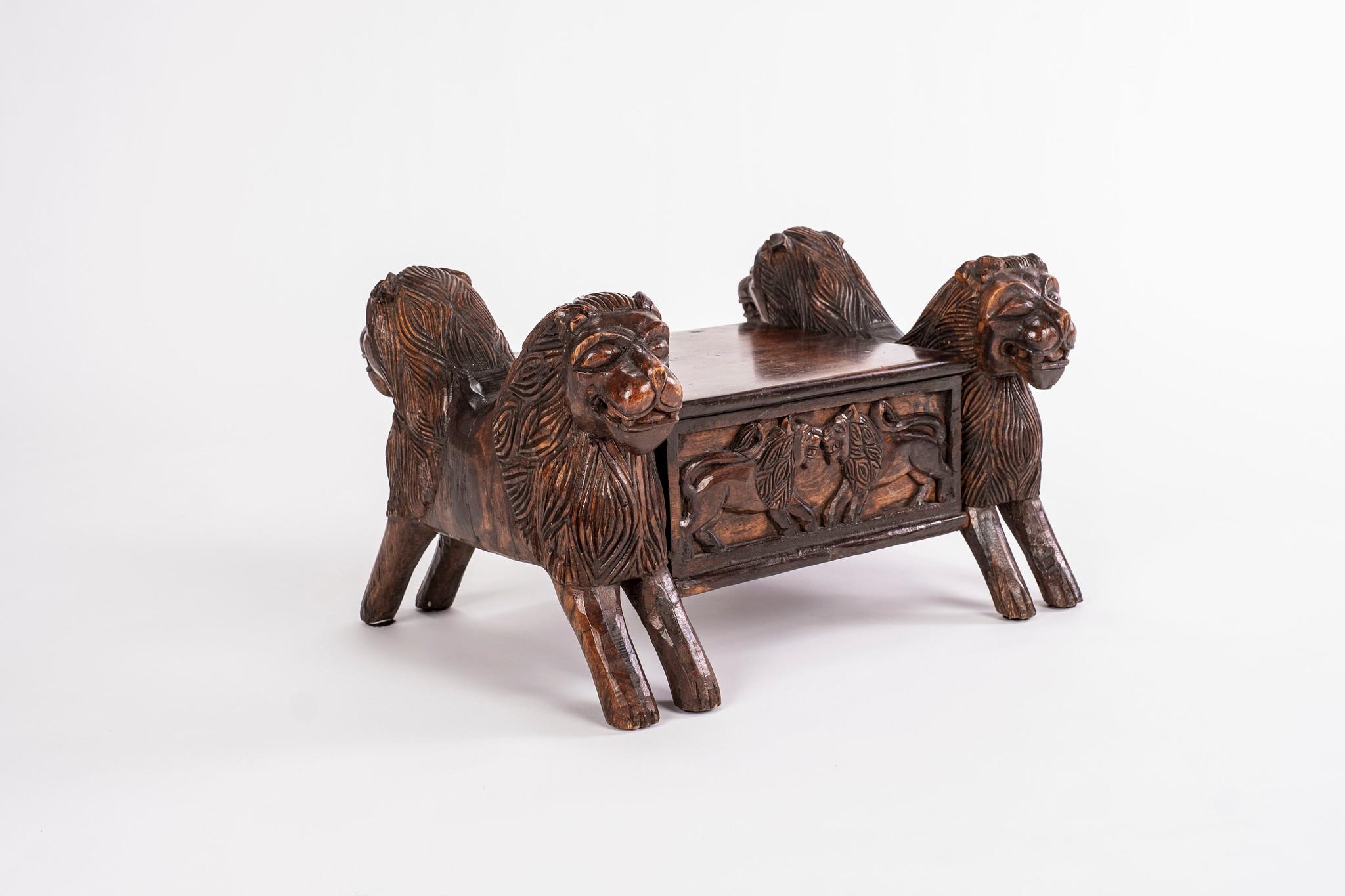 Caja de león de madera tallada italiana del siglo XIX Italiano en venta