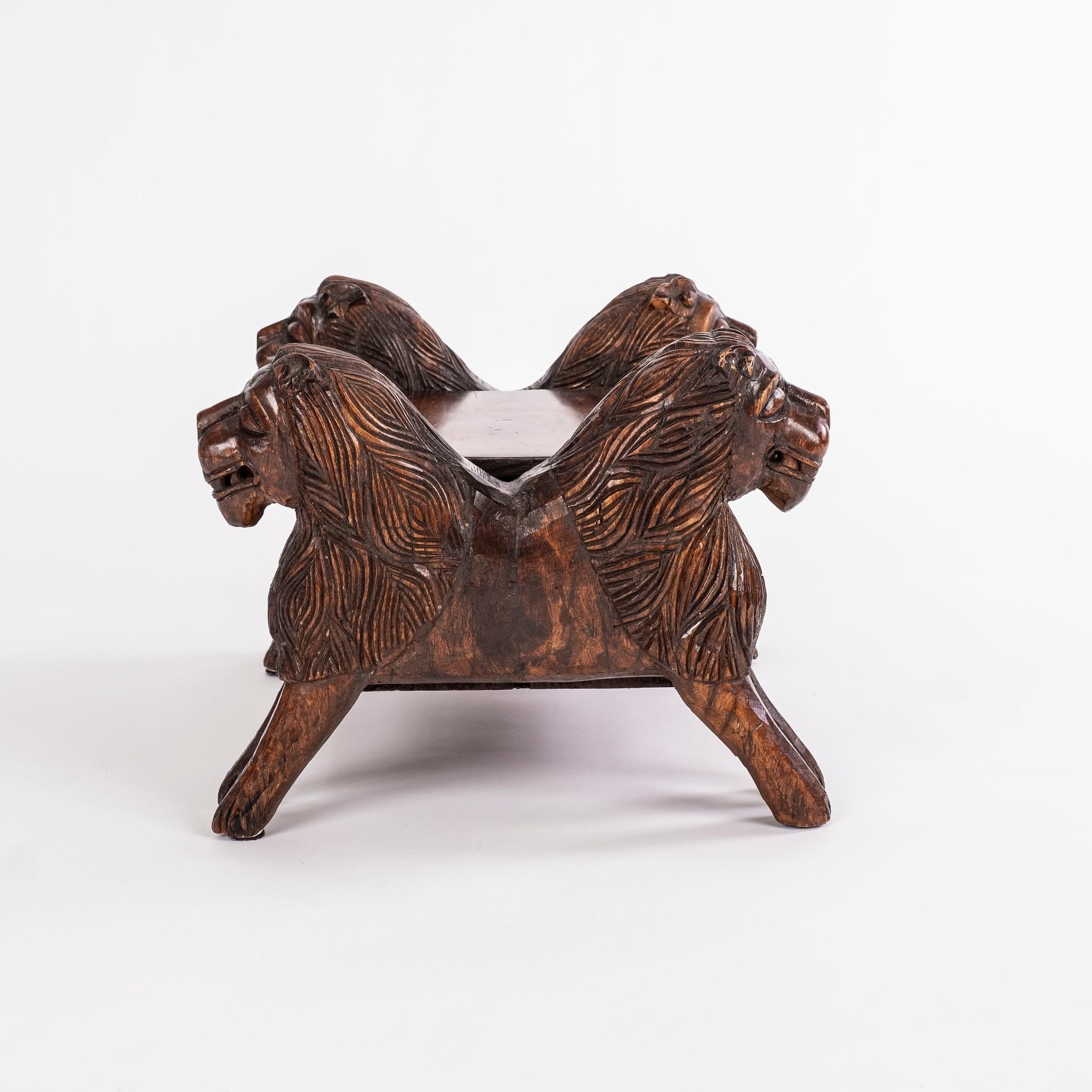 Caja de león de madera tallada italiana del siglo XIX Tallado a mano en venta