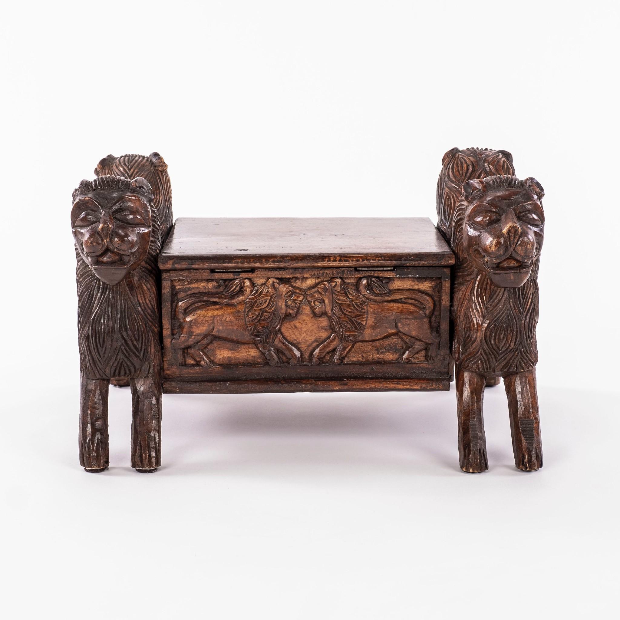 Caja de león de madera tallada italiana del siglo XIX en Bueno estado para la venta en Houston, TX