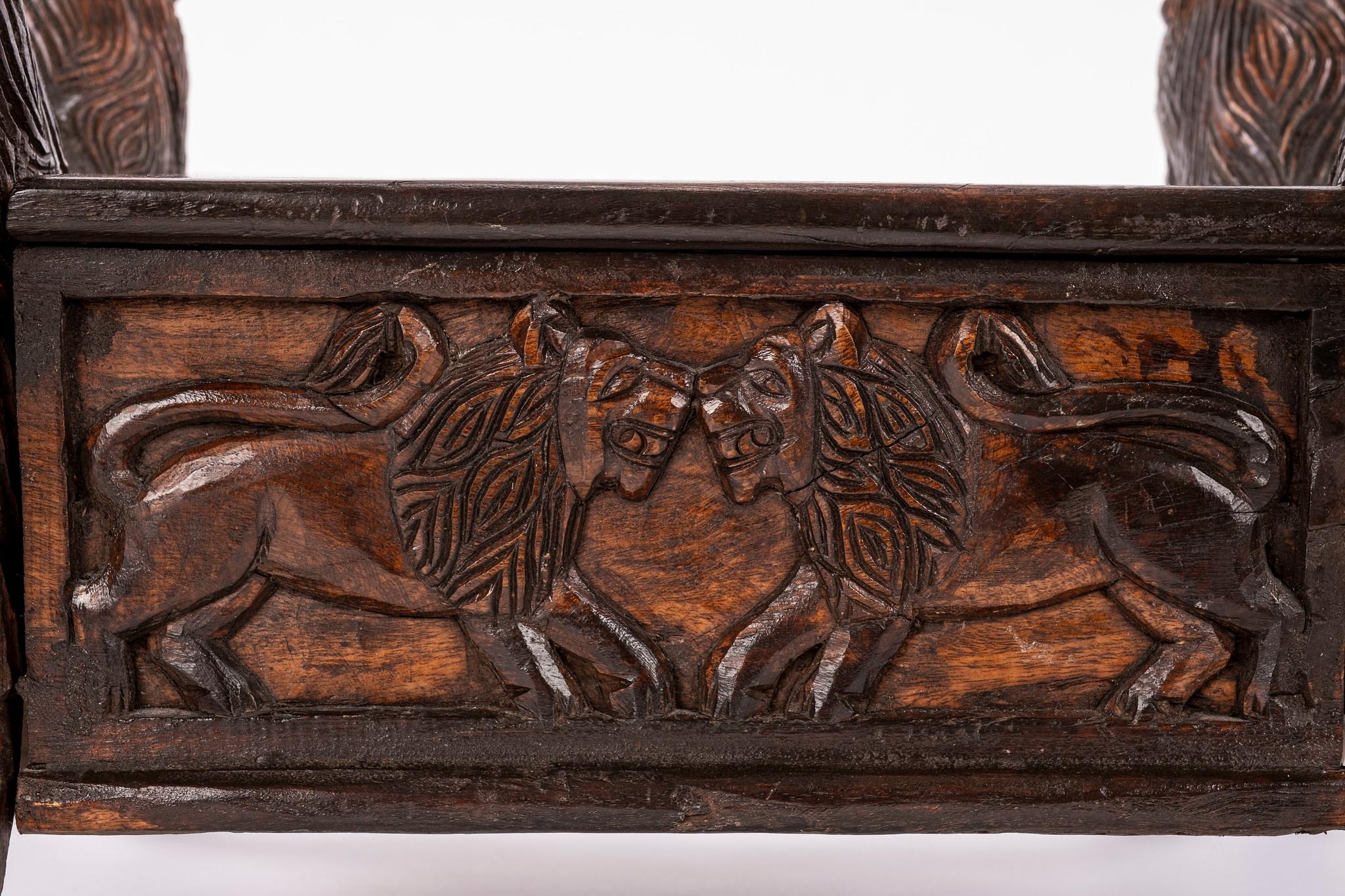 Caja de león de madera tallada italiana del siglo XIX en venta 1
