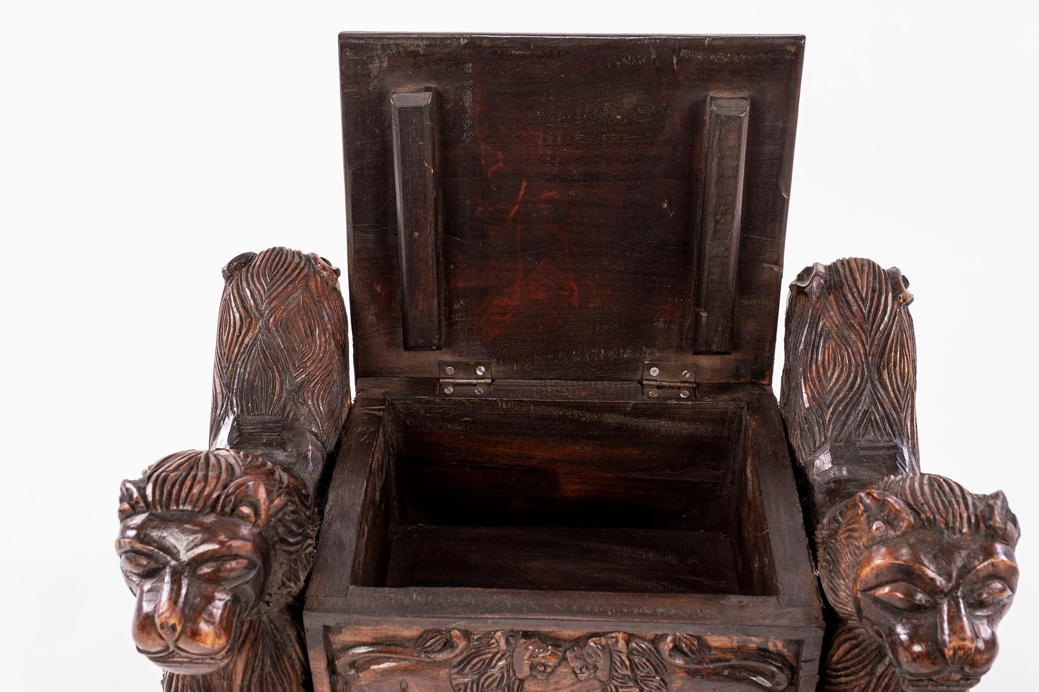 Caja de león de madera tallada italiana del siglo XIX en venta 2