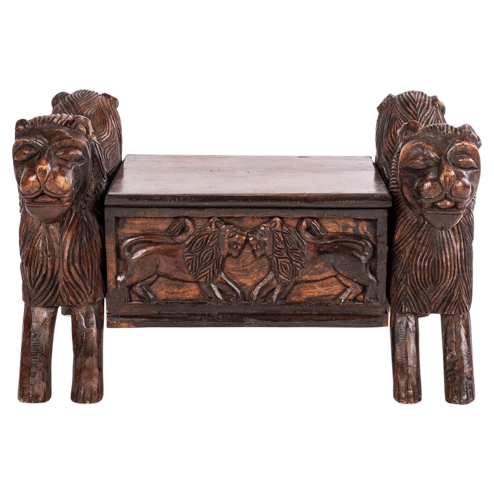 Caja de león de madera tallada italiana del siglo XIX