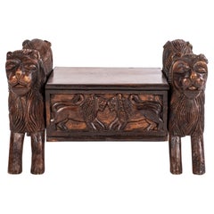 Caja de león de madera tallada italiana del siglo XIX